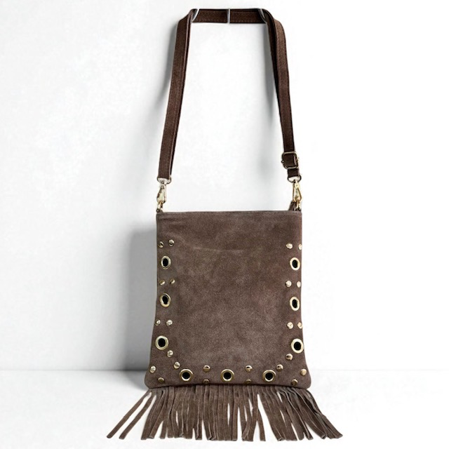 Tas met franje en afneembare schouderriem
Deze stijlvolle tas met franje is een echte eyecatcher en combineert een speelse uitstraling met praktisch draagcomfort. De tas is voorzien van een lange, afneembare en verstelbare schouderriem, waardoor je haar comfortabel over de schouder of crossbody kunt dragen.
De tas sluit aan de bovenzijde met een toprits en beschikt over een binnenrits voor het veilig opbergen van kleinere essentials. De decoratieve franjes geven de tas een trendy en karaktervolle uitstraling.

Productdetails:

Tas met decoratieve franjes
Lange, afneembare en verstelbare schouderriem
Te dragen over de schouder of crossbody
Toprits
Binnenvak met ritssluiting
Compact en praktisch model
Afmetingen: 23 cm breed x 24 cm hoog x 1 cm diep
Een trendy schoudertas met franje die perfect past bij een casual, bohemian of fashionable look. Dankzij de verstelbare schouderriem is de tas veelzijdig te dragen en ideaal voor dagelijks gebruik.