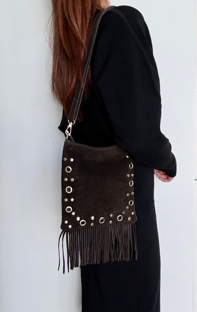 Tas met franje en afneembare schouderriem
Deze stijlvolle tas met franje is een echte eyecatcher en combineert een speelse uitstraling met praktisch draagcomfort. De tas is voorzien van een lange, afneembare en verstelbare schouderriem, waardoor je haar comfortabel over de schouder of crossbody kunt dragen.
De tas sluit aan de bovenzijde met een toprits en beschikt over een binnenrits voor het veilig opbergen van kleinere essentials. De decoratieve franjes geven de tas een trendy en karaktervolle uitstraling.

Productdetails:

Tas met decoratieve franjes
Lange, afneembare en verstelbare schouderriem
Te dragen over de schouder of crossbody
Toprits
Binnenvak met ritssluiting
Compact en praktisch model
Afmetingen: 23 cm breed x 24 cm hoog x 1 cm diep
Een trendy schoudertas met franje die perfect past bij een casual, bohemian of fashionable look. Dankzij de verstelbare schouderriem is de tas veelzijdig te dragen en ideaal voor dagelijks gebruik.