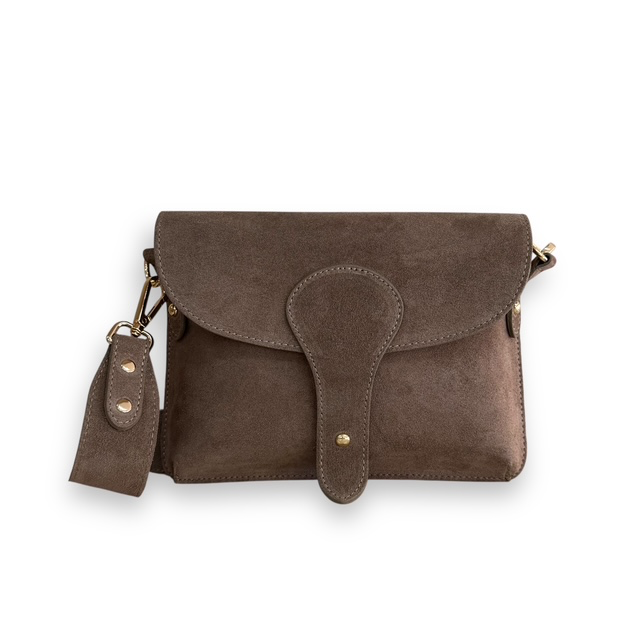 Su&egrave;de schoudertas met klep &ndash; Made in Italy
Deze stijlvolle su&egrave;de schoudertas, Made in Italy, is een elegant en tijdloos model met een verfijnde uitstraling. De tas is uitgevoerd in zacht su&egrave;de en heeft een praktische klep met daaronder een ritssluiting, waardoor je spullen veilig opgeborgen zijn.
De tas wordt geleverd met een brede, afneembare schouderriem van 4,2 cm breed. Dankzij de brede band draagt de tas comfortabel over de schouder en geeft deze tegelijkertijd een moderne uitstraling. De schouderriem kan eenvoudig worden verwijderd wanneer je de tas anders wilt dragen.

Met haar compacte en platte formaat is deze tas ideaal voor het meenemen van je belangrijkste essentials, zonder onnodig volume.

Productdetails:

Luxe su&egrave;de schoudertas
Made in Italy
Klep aan de voorzijde
Ritssluiting onder de klep
Brede, afneembare schouderriem
Schouderriem: 4,2 cm breed
Compact en elegant model
Afmetingen: 18 cm hoog x 24 cm breed x 4 cm diep
Een elegante Italiaanse su&egrave;de tas die moeiteloos past bij zowel een casual als een stijlvolle outfit. De combinatie van luxe su&egrave;de, het minimalistische ontwerp en de brede schouderriem maakt deze tas een veelzijdig accessoire voor iedere gelegenheid.