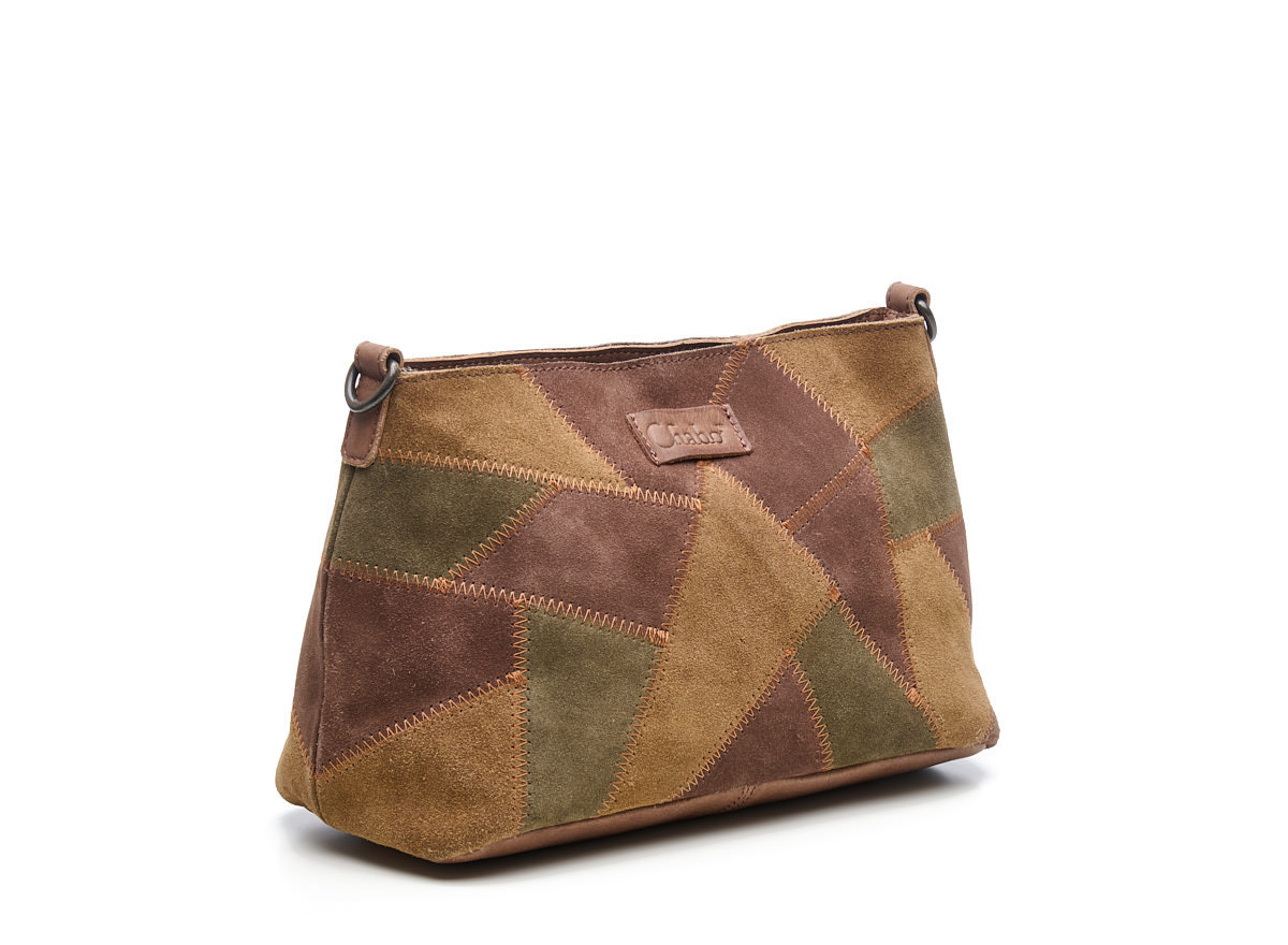Suede Patchwork Shoulderbag &ndash; Bruin & Olijf
30 x 18 x 15 cm
Stijlvolle suede patchwork shoulderbag in bruin en olijf tinten. Gemaakt van hoogwaardig su&egrave;de met een luxe uitstraling, perfect als schoudertas of crossbody tas voor dagelijks gebruik.
De tas is voorzien van een ritssluiting en heeft zowel een korte schouderband als een lange verstelbare strap, zodat je hem comfortabel op verschillende manieren draagt. Binnenin vind je een ritsvak en een insteekvak voor het overzichtelijk opbergen van je essentials.

Luxe suede patchwork in bruin & olijf
2 draagopties: schoudertas & crossbody
Veilige ritssluiting
Praktische indeling met ritsvak en insteekvak
Ideaal formaat voor dagelijks gebruik