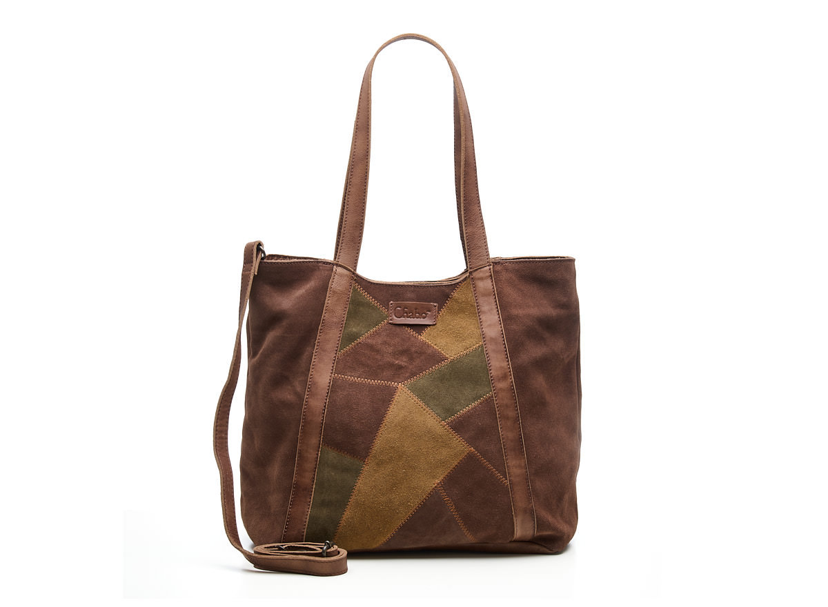 Suede Patchwork Shopper &ndash; Bruin & Olijf (37 x 31 x 19 cm)
Stijlvolle en ruime suede shopper in bruin en olijf patchwork. Gemaakt van hoogwaardig su&egrave;de met een luxe uitstraling, perfect als werktas, schoudertas of grote handtas dames.
Voorzien van leren schouderbanden en een verstelbare crossbody strap voor optimaal draagcomfort. De tas heeft een ruim hoofdvak, meerdere opbergvakken met magneetsluiting, plus een extra ritsvak en insteekvak voor kleinere items.
Slim ontwerp met magneetsluiting en musketon, waarmee je de tas compacter maakt. De leren bodem zorgt voor extra stevigheid en duurzaamheid.

-Hoogwaardig suede patchwork in bruin & olijf
-Ruim formaat (37 x 31 x 19 cm) &ndash; ideaal als werktas
-2 draagopties: schoudertas & crossbody
-Slimme indeling met meerdere vakken
-Veilige sluiting met magneet en musketon
-Stevige leren bodem voor extra duurzaamheid
