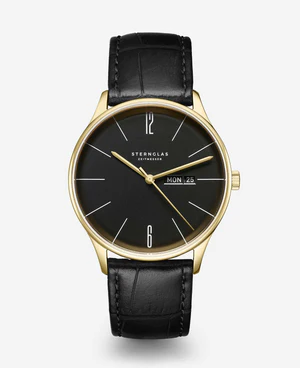 Goudkleurige horloge met zwarte wijzerplaat en donkerbruin leren band