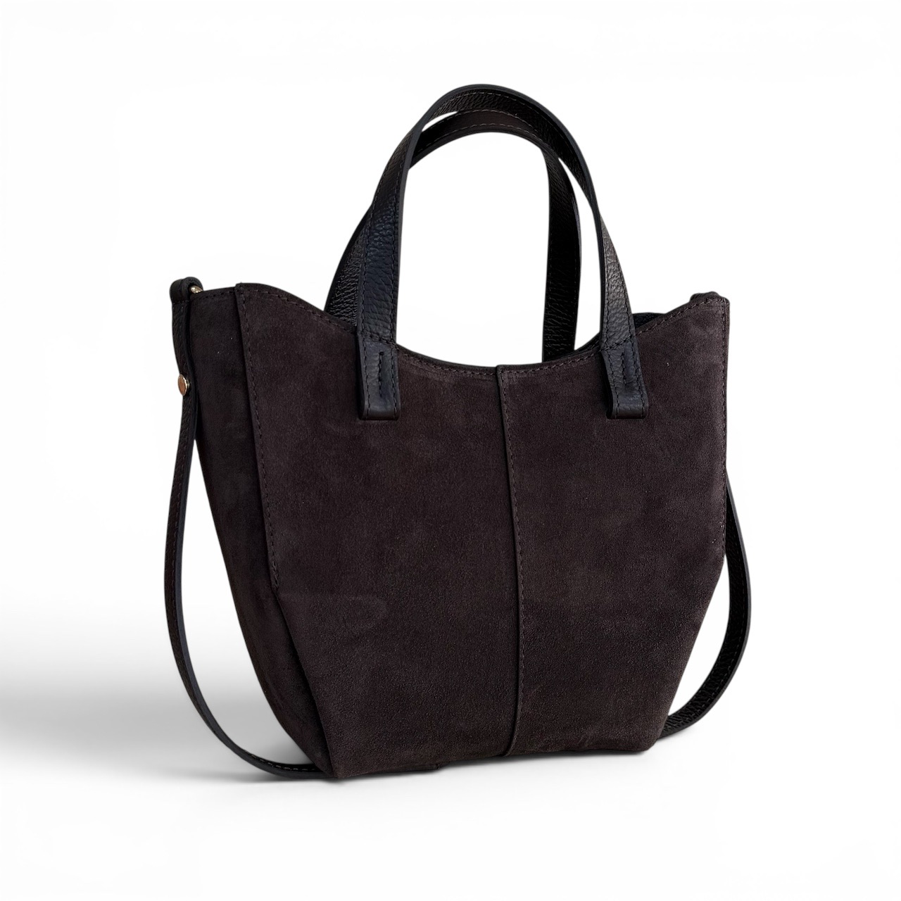 Handtas met afneembare schouderriem en uitneembare binnentasjes
Deze stijlvolle handtas voor dames is compact, praktisch en verrassend veelzijdig. De tas is voorzien van een afneembare schouderriem, waardoor je haar zowel elegant in de hand als comfortabel over de schouder kunt dragen.
De tas sluit aan de bovenzijde met een ritssluiting en biedt voldoende ruimte voor je dagelijkse essentials. Een bijzonder detail zijn de uitneembare binnentasjes, die je eenvoudig uit de handtas kunt halen en ook los als kleine tasjes kunt gebruiken. Zo cre&euml;er je verschillende draagmogelijkheden in &eacute;&eacute;n tas.

Dankzij het compacte formaat is deze handtas ideaal voor dagelijks gebruik, een avondje uit of wanneer je alleen de belangrijkste essentials wilt meenemen.

Productdetails:

Handtas voor dames
Afneembare schouderriem
Bovenrits
Uitneembare binnentasjes
Binnentasjes ook los als tasjes te gebruiken
Compact en veelzijdig model
Afmetingen: 19 cm hoog x 16 cm breed x 10 cm diep
Een praktische en stijlvolle dames handtas met meerdere gebruiksmogelijkheden. Perfect voor wie houdt van een compacte tas die zich gemakkelijk aanpast aan verschillende gelegenheden en outfits.
