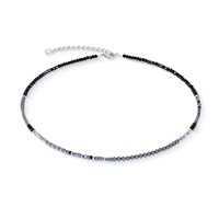 Halsketting Fusion Offset Graphic grijs-zwart
De Fusion Offset Graphic ketting in grijszwart combineert delicate materialen met een strakke, eigentijdse esthetiek. Kristallen parels van Swarovski&reg;, gefacetteerde Swarovski&reg; kristallen, gefacetteerd glas en hematiet cre&euml;ren een elegant kleurenpalet van grijs en zwart dat bij vrijwel elke outfit past. Met een subtiel profiel van 3 mm voelt de ketting licht, comfortabel en moeiteloos verfijnd aan. De grafische compositie van de fijn uitgebalanceerde elementen geeft het ontwerp een subtiele dynamiek en een moderne uitstraling. Prachtig om alleen te dragen of te combineren met andere kettingen, past de ketting zich gemakkelijk aan verschillende stijlen aan, terwijl het zijn verfijnde karakter behoudt. Gecombineerd met de bijpassende oorbellen en armband vormt het een geco&ouml;rdineerde sieradenset met ingetogen elegantie. Kristallen parels van Swarovski&reg;, Swarovski&reg; kristallen, gefacetteerd glas, hematiet en hoogwaardig roestvrij staal weerspiegelen uitzonderlijk vakmanschap en tijdloos design.

Elk sieraad dat u bij COEUR DE LION bestelt, wordt geleverd in een luxe designverpakking en met een echtheidscertificaat.