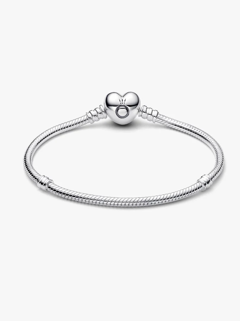 Voel je hart kloppen met deze romantische versie van Pandora's bestverkopende bedelarmband. Deze hand-finished sterlingzilver Moments-snake chain-armband heeft een hartvormige sluiting. Hij is prachtig alleen maar nog mooier met versierd met je favoriete Pandora Moments-bedels en -clips. Draag samen met contrasterende Pandora-schakelarmbanden voor een chique, gelaagde look.