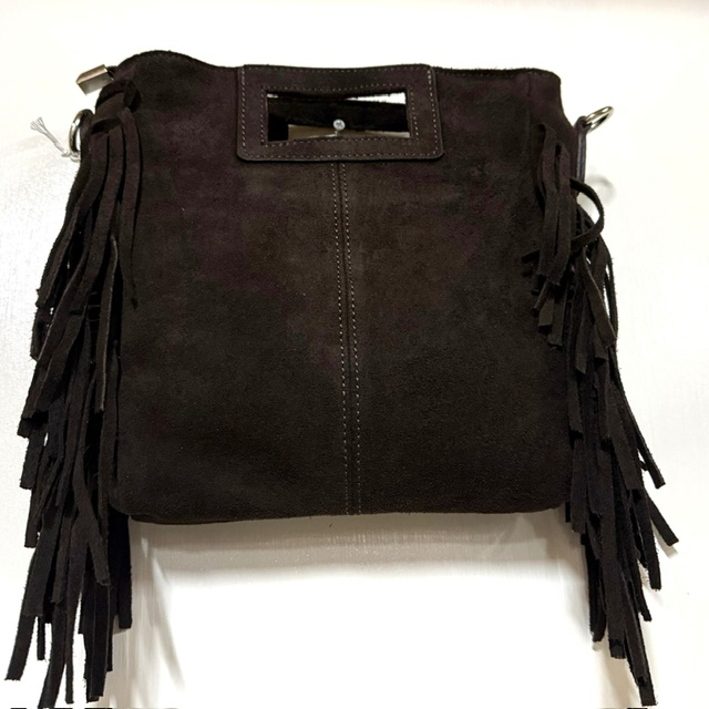 Handgemaakte Italiaanse su&egrave;de tas met franjes
Ontdek de stijlvolle handgemaakte su&egrave;de tas uit Itali&euml;, een prachtige combinatie van elegantie, vakmanschap en een trendy bohemian uitstraling. De zachte su&egrave;de kwaliteit en speelse franjes geven deze tas een unieke en vrouwelijke look, terwijl het compacte formaat ideaal is voor dagelijks gebruik.
De tas is voorzien van een stevige handgreep &eacute;n een lange, afneembare schouderriem, zodat je haar op verschillende manieren kunt dragen. Gebruik de tas in de hand, over de schouder of crossbody &ndash; perfect voor zowel een casual outfit als een stijlvolle avondlook.

Het ruime hoofdvak biedt plaats aan je belangrijkste essentials. Aan de binnenzijde vind je een handige rits, zodat je kleinere spullen veilig kunt opbergen. De tas sluit aan de bovenzijde met een praktische ritssluiting.

Productdetails
Handgemaakte Italiaanse su&egrave;de tas
Zachte en luxe su&egrave;de uitstraling
Decoratieve franjes
Handgreep
Lange, afneembare en verstelbare schouderriem
1 hoofdvak
Binnenvak met rits
Topritssluiting
Afmetingen: 24 cm hoog x 20 cm breed x 4 cm diep
Geschikt om als handtas, schoudertas of crossbody tas te dragen
Italiaanse kwaliteit met een bohemian touch
Deze su&egrave;de handtas uit Itali&euml; is een veelzijdig accessoire voor iedere garderobe. De combinatie van authentiek Italiaans handwerk, zacht su&egrave;de en opvallende franjes maakt deze tas een echte eyecatcher. Een mooie keuze voor wie houdt van een leren look, boho stijl en tijdloze Italiaanse accessoires.