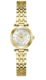 De Gc TopChic Mini met modelnummer Z86004L1 is een elegante dameshorloge met een ronde, goudkleurige metalen kast en een parelmoeren wijzerplaat. Het horloge heeft een anti-allergische, nikkelvrije roestvrijstalen band met studs en een analoge quartz beweging. Perfect voor elke gelegenheid, vooral bij formele en stijlvolle outfits. Waterbestendig tot 5 ATM met saffierglas.