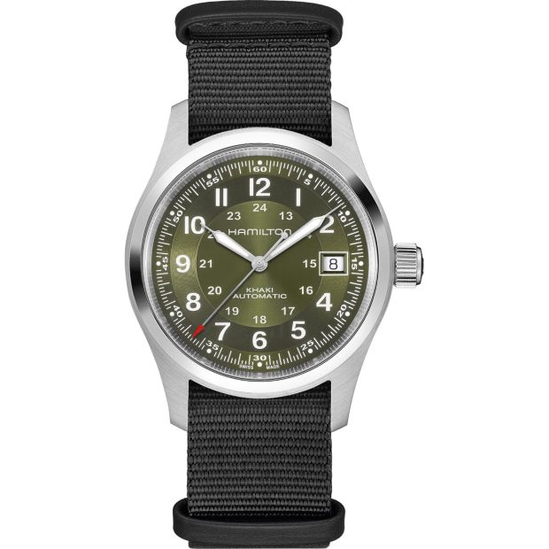 De Khaki Field Auto 38mm is een getrouwe heruitgave van zijn originele voorganger uit de jaren &lsquo;60. Dit horloge wordt aangedreven door ons iconische H-10 automatische uurwerk met een gangreserve van 80 uur. Het robuuste, in Zwitserland vervaardigde horloge is ge&iuml;nspireerd op het militaire erfgoed van Hamilton en wordt gedragen door Pathfinder in het spel. Dit model heeft een roestvrijstalen kast, groene wijzerplaat voorzien van een verfijnd samenspel van verschillende texturen en Super-LumiNova&reg;-gecoate wijzers, zodat het horloge ook makkelijk af te lezen is als er weinig licht is. Een stevige zwarte NATO-horlogeband versterkt het tactische design, zodat dit horloge elke uitdaging aankan.