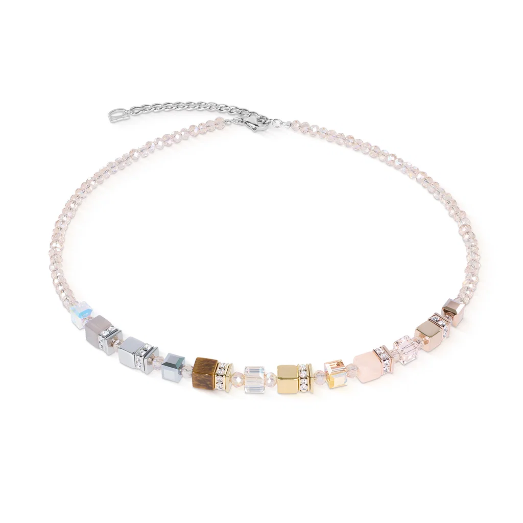 GeoCUBE&reg; Precious Nature ketting met driekleurig zand
Zachte natuurlijke tinten en de iconische GeoCUBE&reg;-geometrie komen samen in de GeoCUBE&reg; Precious Nature Tricolor Sand-ketting, wat resulteert in een compositie van moeiteloze, eigentijdse elegantie. Roze aventurijn, agaat en tijgeroog voegen natuurlijke schoonheid toe aan het ontwerp, terwijl sprankelende Swarovski&reg;-kristallen en delicate strass-rondellen zorgen voor een stralende uitstraling. Roestvrij staal in goud, ros&eacute;goud en zilver completeert het evenwichtige driekleurige palet en benadrukt de architectonische helderheid van de kenmerkende GeoCUBE&reg;-elementen. De harmonieuze mix van zacht zand, blush en natuurlijke tinten geeft de ketting een licht en tijdloos karakter, waardoor het een elegante accessoire is voor zowel dagelijks gebruik als speciale gelegenheden. Natuurlijke materialen en precieze geometrie weerspiegelen de onmiskenbare designtaal van COEUR DE LION. De GeoCUBE&reg; Precious Nature Tricolor Sand-ketting, handgemaakt in Duitsland, combineert hoogwaardig vakmanschap met een iconisch design en natuurlijke elegantie. Combineer hem met de bijpassende armband en oorbellen voor een prachtig geco&ouml;rdineerde sieradenset.

Elk sieraad dat u bij COEUR DE LION bestelt, wordt geleverd in een luxe designverpakking en met een echtheidscertificaat.
