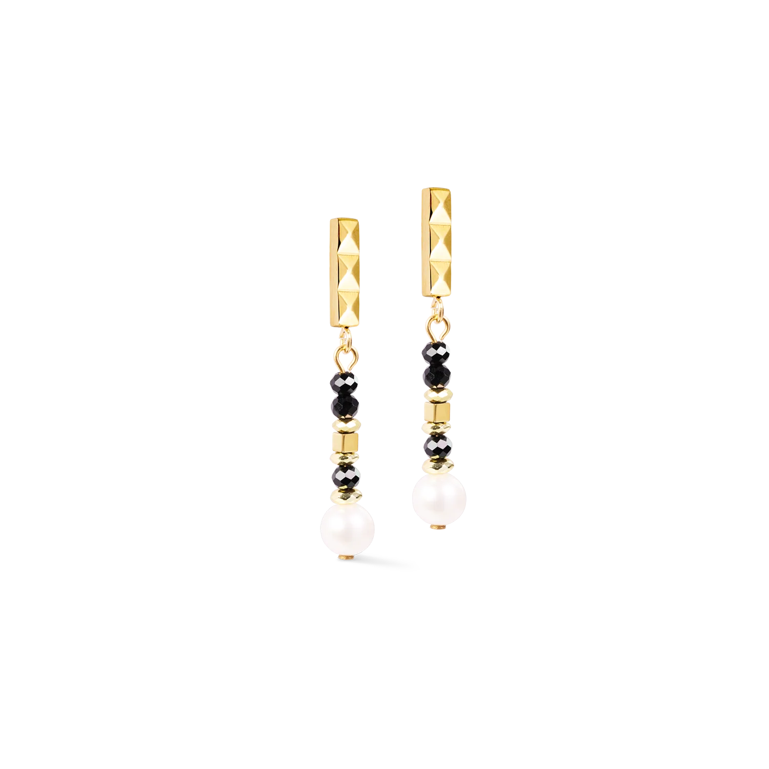 Oorbellen Astoria Noir Parel Goudkleur
De strakke lijnen en opvallende contrasten geven de Stud Earrings Astoria Noir Pearl Gold hun unieke aantrekkingskracht. Het kenmerkende puntige element is gecombineerd met gefacetteerde zwarte spinel, schitterende zoetwaterparels en goudkleurig hematiet, wat resulteert in een verfijnde compositie die zowel modern als elegant aanvoelt. Het geraffineerde kleurenpalet van zwart, goud en een zachte parelglans maakt deze designer oorbellen een veelzijdige keuze voor dagelijks gebruik, zakelijke outfits en avondgelegenheden. Alleen gedragen of gecombineerd met de bijpassende ketting en armband uit de Astoria collectie, vormen ze een complete sieradenlook met moeiteloze elegantie. Deze premium oorbellen zijn vervaardigd van zoetwaterparels, gefacetteerde spinel en met titaniumoxide afgewerkt hematiet en combineren uitzonderlijk vakmanschap met een eigentijds design en duurzame kwaliteit.

Elk sieraad dat u bij COEUR DE LION bestelt, wordt geleverd in een luxe designerverpakking en met een echtheidscertificaat.