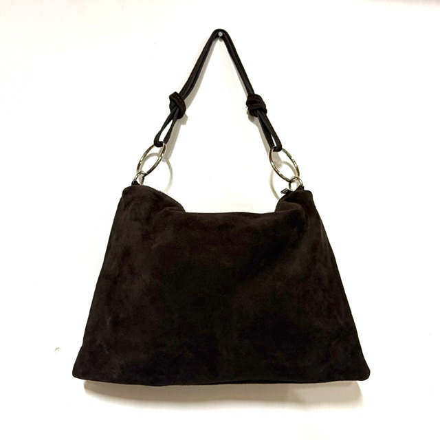 Su&egrave;de leren tas &ndash; Italiaans design, gemaakt in Itali&euml;
Stijlvolle su&egrave;de leren tas, gemaakt in Itali&euml;, met een elegante uitstraling en karakteristiek Italiaans design. De zachte su&egrave;de lederkwaliteit geeft de tas een luxe en tijdloze look, waardoor ze gemakkelijk te combineren is met zowel een casual als een elegante outfit.
De tas is veelzijdig te dragen dankzij de korte handgreep en de lange, afneembare en verstelbare schouderriem. Draag haar comfortabel in de hand of als schoudertas, afhankelijk van je outfit en gelegenheid.

De binnenzijde is praktisch ingedeeld met &eacute;&eacute;n ruim hoofdvak, een binnenvak met rits en een steekvak voor kleinere essentials. De zilverkleurige fournituren zorgen voor een stijlvolle finishing touch en vormen een mooi contrast met het su&egrave;de.

Productdetails
Su&egrave;de leren tas
Gemaakt in Itali&euml;
Italiaans design
Korte handgreep
Lange, afneembare en verstelbare schouderriem
1 hoofdvak
Binnenvak met rits
Praktisch steekvak
Zilverkleurige fournituren
Afmetingen: 35 cm breed x 25 cm hoog x 2 cm diep
Italiaanse elegantie voor iedere dag
Deze Italiaanse su&egrave;de tas combineert stijl, functionaliteit en vakmanschap. Dankzij de verschillende draagmogelijkheden is het een veelzijdige tas die geschikt is voor dagelijks gebruik. Een tijdloos accessoire voor liefhebbers van Italiaanse leren tassen en verfijnd Italiaans design.
