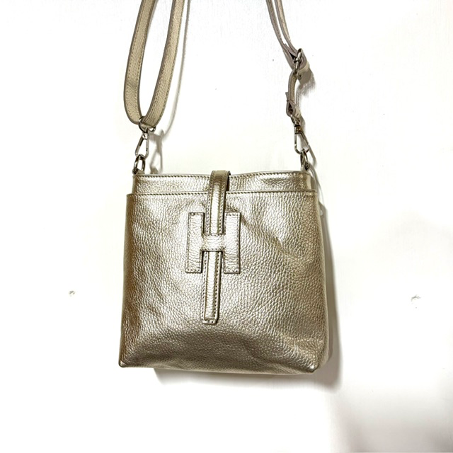 Leren tas met afneembare en verstelbare schouderriem
Deze stijlvolle leren tas is een praktische en veelzijdige keuze voor dagelijks gebruik. Dankzij het compacte formaat en de slimme vakindeling neem je eenvoudig je belangrijkste essentials mee, zonder dat de tas groot of onhandig wordt.
De tas is voorzien van een lange, afneembare en verstelbare schouderriem, waardoor je hem comfortabel over de schouder of crossbody kunt dragen. Aan zowel de voor- als achterkant bevindt zich een handig steekvak, ideaal voor spullen die je snel bij de hand wilt hebben.

Het hoofdvak sluit aan de bovenzijde met een ritssluiting en biedt binnenin extra opbergruimte. Aan de binnenkant vind je zowel een praktisch ritsvak als een steekvak, zodat je kleinere items overzichtelijk kunt opbergen.

Productdetails
Leren tas
Lange, afneembare en verstelbare schouderriem
Steekvak aan de voorzijde
Steekvak aan de achterzijde
Hoofdvak met ritssluiting
Binnenvak met rits
Extra binnenvak voor kleine essentials
Compact en praktisch formaat
Afmetingen: 20 cm hoog x 22 cm breed x 6 cm diep
Praktisch en stijlvol
Deze leren schoudertas combineert een tijdloze uitstraling met een praktische indeling. De verschillende vakken zorgen ervoor dat je telefoon, sleutels, portemonnee en andere dagelijkse benodigdheden overzichtelijk kunt meenemen. Dankzij de verstelbare schouderriem draag je de tas comfortabel op de manier die bij jou past.