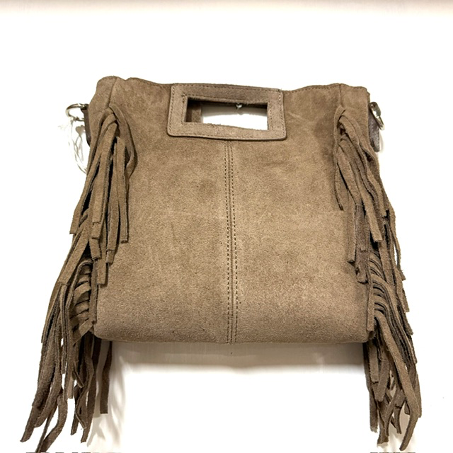 Handgemaakte Italiaanse su&egrave;de tas met franjes
Ontdek de stijlvolle handgemaakte su&egrave;de tas uit Itali&euml;, een prachtige combinatie van elegantie, vakmanschap en een trendy bohemian uitstraling. De zachte su&egrave;de kwaliteit en speelse franjes geven deze tas een unieke en vrouwelijke look, terwijl het compacte formaat ideaal is voor dagelijks gebruik.
De tas is voorzien van een stevige handgreep &eacute;n een lange, afneembare schouderriem, zodat je haar op verschillende manieren kunt dragen. Gebruik de tas in de hand, over de schouder of crossbody &ndash; perfect voor zowel een casual outfit als een stijlvolle avondlook.

Het ruime hoofdvak biedt plaats aan je belangrijkste essentials. Aan de binnenzijde vind je een handige rits, zodat je kleinere spullen veilig kunt opbergen. De tas sluit aan de bovenzijde met een praktische ritssluiting.

Productdetails
Handgemaakte Italiaanse su&egrave;de tas
Zachte en luxe su&egrave;de uitstraling
Decoratieve franjes
Handgreep
Lange, afneembare en verstelbare schouderriem
1 hoofdvak
Binnenvak met rits
Topritssluiting
Afmetingen: 24 cm hoog x 20 cm breed x 4 cm diep
Geschikt om als handtas, schoudertas of crossbody tas te dragen
Italiaanse kwaliteit met een bohemian touch
Deze su&egrave;de handtas uit Itali&euml; is een veelzijdig accessoire voor iedere garderobe. De combinatie van authentiek Italiaans handwerk, zacht su&egrave;de en opvallende franjes maakt deze tas een echte eyecatcher. Een mooie keuze voor wie houdt van een leren look, boho stijl en tijdloze Italiaanse accessoires.