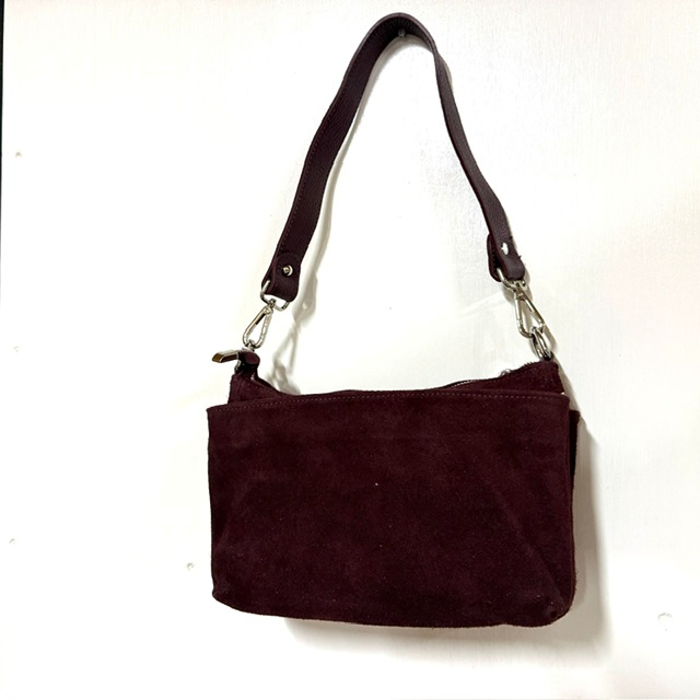 Luxe su&egrave;de tas &ndash; handgemaakt in Itali&euml;
Ontdek deze luxe su&egrave;de tas, handgemaakt in Itali&euml;, waar stijl, vakmanschap en functionaliteit prachtig samenkomen. De zachte su&egrave;de uitstraling geeft de tas een elegante en verfijnde look, terwijl de drie zilverkleurige ritsen zorgen voor een moderne en stijlvolle finishing touch.
De tas beschikt over &eacute;&eacute;n ruim hoofdvak met een praktisch binnenvak met rits, zodat je je dagelijkse essentials overzichtelijk en veilig kunt opbergen.

Dankzij de verschillende draagmogelijkheden is deze Italiaanse su&egrave;de tas bijzonder veelzijdig. Je ontvangt een lange, afneembare en verstelbare schouderriem voor comfortabel dragen over de schouder of crossbody. Daarnaast is de tas voorzien van een korte, afneembare schouderriem, waarmee je de tas een andere uitstraling geeft.

Productdetails
Luxe su&egrave;de tas
Handgemaakt in Itali&euml;
Italiaans vakmanschap
3 zilverkleurige ritsen
1 hoofdvak
Binnenvak met rits
Lange, afneembare en verstelbare schouderriem
Korte, afneembare schouderriem
Meerdere draagmogelijkheden
Afmetingen: 16 cm hoog x 26 cm breed x 8 cm diep
Italiaanse luxe en veelzijdigheid
Deze handgemaakte Italiaanse su&egrave;de tas is een stijlvol accessoire dat moeiteloos past bij verschillende outfits. De combinatie van luxe su&egrave;de, zilverkleurige details en de twee verschillende schouderriemen maakt deze tas zowel elegant als praktisch. Perfect voor dagelijks gebruik, een avondje uit of een stijlvolle gelegenheid.