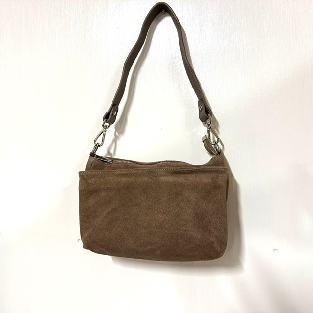 Luxe su&egrave;de tas &ndash; handgemaakt in Itali&euml;
Ontdek deze luxe su&egrave;de tas, handgemaakt in Itali&euml;, waar stijl, vakmanschap en functionaliteit prachtig samenkomen. De zachte su&egrave;de uitstraling geeft de tas een elegante en verfijnde look, terwijl de drie zilverkleurige ritsen zorgen voor een moderne en stijlvolle finishing touch.
De tas beschikt over &eacute;&eacute;n ruim hoofdvak met een praktisch binnenvak met rits, zodat je je dagelijkse essentials overzichtelijk en veilig kunt opbergen.

Dankzij de verschillende draagmogelijkheden is deze Italiaanse su&egrave;de tas bijzonder veelzijdig. Je ontvangt een lange, afneembare en verstelbare schouderriem voor comfortabel dragen over de schouder of crossbody. Daarnaast is de tas voorzien van een korte, afneembare schouderriem, waarmee je de tas een andere uitstraling geeft.

Productdetails
Luxe su&egrave;de tas
Handgemaakt in Itali&euml;
Italiaans vakmanschap
3 zilverkleurige ritsen
1 hoofdvak
Binnenvak met rits
Lange, afneembare en verstelbare schouderriem
Korte, afneembare schouderriem
Meerdere draagmogelijkheden
Afmetingen: 16 cm hoog x 26 cm breed x 8 cm diep
Italiaanse luxe en veelzijdigheid
Deze handgemaakte Italiaanse su&egrave;de tas is een stijlvol accessoire dat moeiteloos past bij verschillende outfits. De combinatie van luxe su&egrave;de, zilverkleurige details en de twee verschillende schouderriemen maakt deze tas zowel elegant als praktisch. Perfect voor dagelijks gebruik, een avondje uit of een stijlvolle gelegenheid.