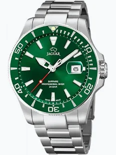 De Jaguar Executive Diver J860/D is een robuust horloge dat opvalt door zijn gedurfde design en praktische eigenschappen. Het horloge heeft een stevige ronde kast en een strakke, moderne wijzerplaat met een combinatie van elegante uurmarkeringen en opvallende wijzers. Een datumvenster voegt functionaliteit toe, terwijl de lunette is voorzien van duidelijke markeringen. Het horloge wordt gecombineerd met een sterke roestvrijstalen band, wat zorgt voor een harmonieus geheel. De zwarte wijzerplaat en lunette contrasteren met de zilverkleurige kast en band, wat bijdraagt ​​aan de opvallende uitstraling.