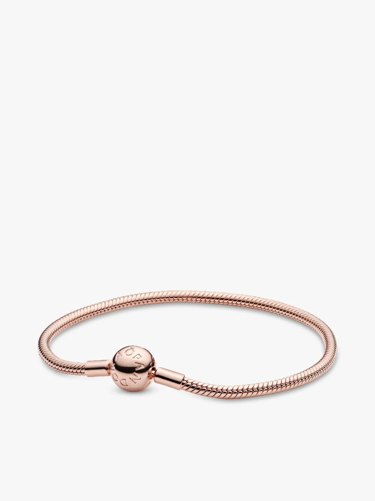 Begin jouw eigen unieke Pandora Moments-verhaal met deze snake chain-armband die is ros&eacute; verguld. Deze afgemaakte armband kan op eindeloos veel manieren gestyled worden en is het perfecte canvas voor jouw creativiteit . Vul hem aan met de bedels en clips die jij mooi vindt, draag hem afzonderlijk voor een sobere en elegante look, of combineer hem met contrasterende armbanden voor een speelse afwisseling van texturen.