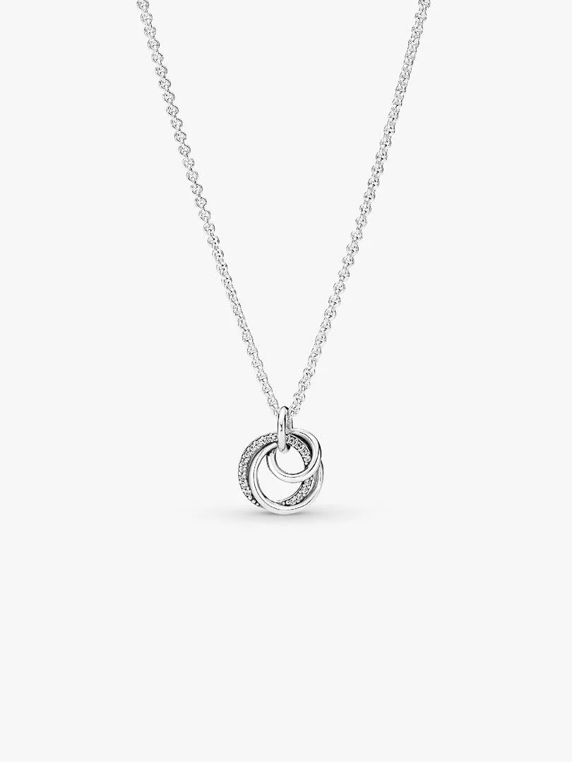 De familie voor altijd omcirkelde halsketting hanger is ge&iuml;nspireerd op onbreekbare banden. Hij heeft drie cirkels die in elkaar verstrengeld zijn - twee van gepolijst sterling zilver en &eacute;&eacute;n versierd met een rij heldere zirkonia in pav&eacute;zetting. De sluiting is voorzien van een klein hartvormig schijfje met het Pandora Crown O-monogram aan een kant. Deze ketting is in lengte verstelbaar zodat je altijd je eigen perfecte look kunt cre&euml;ren.