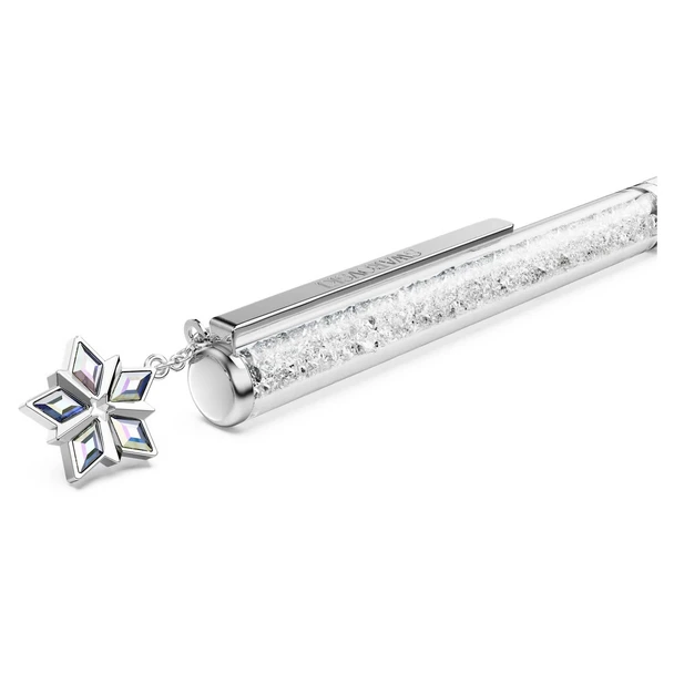 Dit luxe schrijfaccessoire uit de Crystalline-collectie is een speciale jaarlijkse editie. De slanke pen heeft een iriserende, wit gelakte huls gecombineerd met verchroomde details. Het transparante venster is gevuld met ongeveer 400 heldere Swarovski-kristallen die prachtig fonkelen tijdens het schrijven. Als extra detail hangt er een afneembare sneeuwvlok-bedel aan, die aan de voorkant bezet is met glinsterende Aurora Boreale kristallen en aan de achterkant is voorzien van een 2027-gravering. De balpen heeft een afmeting van 14,5 x 0,9 cm en schrijft met zwarte inkt.