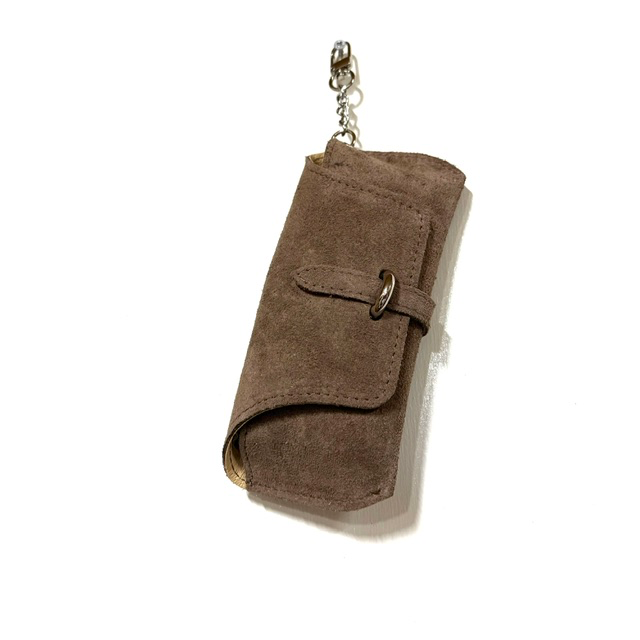 Leren bril etui &ndash; handig voor aan of in je tas
Bescherm je bril stijlvol met dit praktische leren bril etui. Dankzij het handige ontwerp kun je het etui eenvoudig in je tas opbergen of aan je tas hangen. Ideaal voor je zonnebril of leesbril, zodat je deze altijd veilig en binnen handbereik hebt.
Het etui is gemaakt van leder en heeft een compact, maar ruim formaat. De mogelijkheid om het etui aan je tas te bevestigen maakt het niet alleen praktisch, maar ook een stijlvol accessoire voor dagelijks gebruik.

Productdetails
Bril etui van leder
Geschikt voor bril en zonnebril
Kan in de tas worden opgeborgen
Kan ook aan de tas worden gehangen
Praktisch en stijlvol accessoire
Afmetingen: 19 cm breed x 8 cm hoog x 3 cm dik
Praktisch &eacute;n stijlvol
Dit leren brillenetui voor aan de tas is ideaal voor iedereen die zijn bril veilig en georganiseerd wil meenemen. Geen losse bril meer onderin je tas: met dit handige etui heb je je bril altijd snel bij de hand.