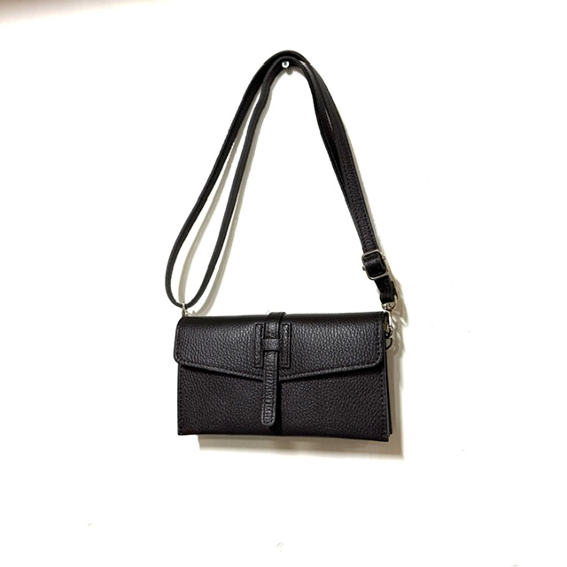 Leuk tasje met 3 vakken en verstelbare schouderriem
Dit leuke compacte tasje is ideaal voor wie graag al zijn essentials overzichtelijk bij zich draagt. Dankzij de lange, afneembare en verstelbare schouderriem kun je het tasje comfortabel over de schouder of crossbody dragen.
Het tasje beschikt over drie praktische vakken, waardoor je je telefoon, portemonnee, sleutels en andere kleine spullen eenvoudig georganiseerd kunt meenemen. Het compacte formaat maakt dit tasje ideaal voor dagelijks gebruik, een dagje uit of een avondje weg.

Productdetails
Compact en stijlvol tasje
3 praktische vakken
Lange, afneembare schouderriem
Verstelbare schouderriem
Geschikt om als schoudertas of crossbody tas te dragen
Ideaal voor dagelijks gebruik
Afmetingen: 19 cm breed x 11 cm hoog x 4 cm diep
Klein, praktisch en veelzijdig
Een klein schoudertasje met meerdere vakken is perfect wanneer je alleen je belangrijkste spullen wilt meenemen. Door de verstelbare schouderriem draag je het tasje precies zoals jij prettig vindt. Een praktisch &eacute;n stijlvol accessoire dat gemakkelijk bij verschillende outfits past.