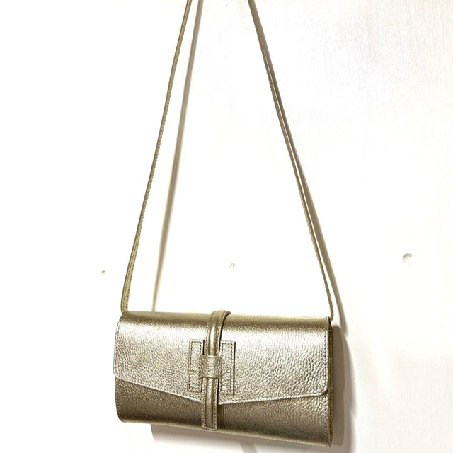 Stijlvolle clutch voor een feestelijke gelegenheid
Ga stijlvol naar een feest met deze elegante clutch. Het compacte en verfijnde design maakt deze tas perfect voor een bruiloft, diner, feestje of een avondje uit. Dankzij de afneembare schouderriem draag je de clutch in de hand als elegante avondtas of comfortabel over de schouder.
De clutch heeft &eacute;&eacute;n ruim hoofdvak waarin je je belangrijkste essentials gemakkelijk meeneemt. Aan de binnenzijde bevindt zich een praktisch ritsvak, ideaal voor kleinere spullen die je veilig wilt opbergen.

Productdetails
Stijlvolle clutch
Ideaal voor feestelijke gelegenheden
Afneembare schouderriem
Te dragen als clutch of schoudertas
1 groot hoofdvak
Binnenvak met rits
Afmetingen: 26 cm breed x 13 cm hoog x 6 cm diep
Elegante avondtas
Deze feestelijke clutch is een perfecte finishing touch voor je outfit. Draag haar elegant in de hand tijdens een feestelijke gelegenheid of bevestig de schouderriem wanneer je je handen vrij wilt houden. Een veelzijdige avondtas voor dames die stijl en praktisch gebruik combineert.
Vraag naar de beschikbare kleuren via onze whats app knop.