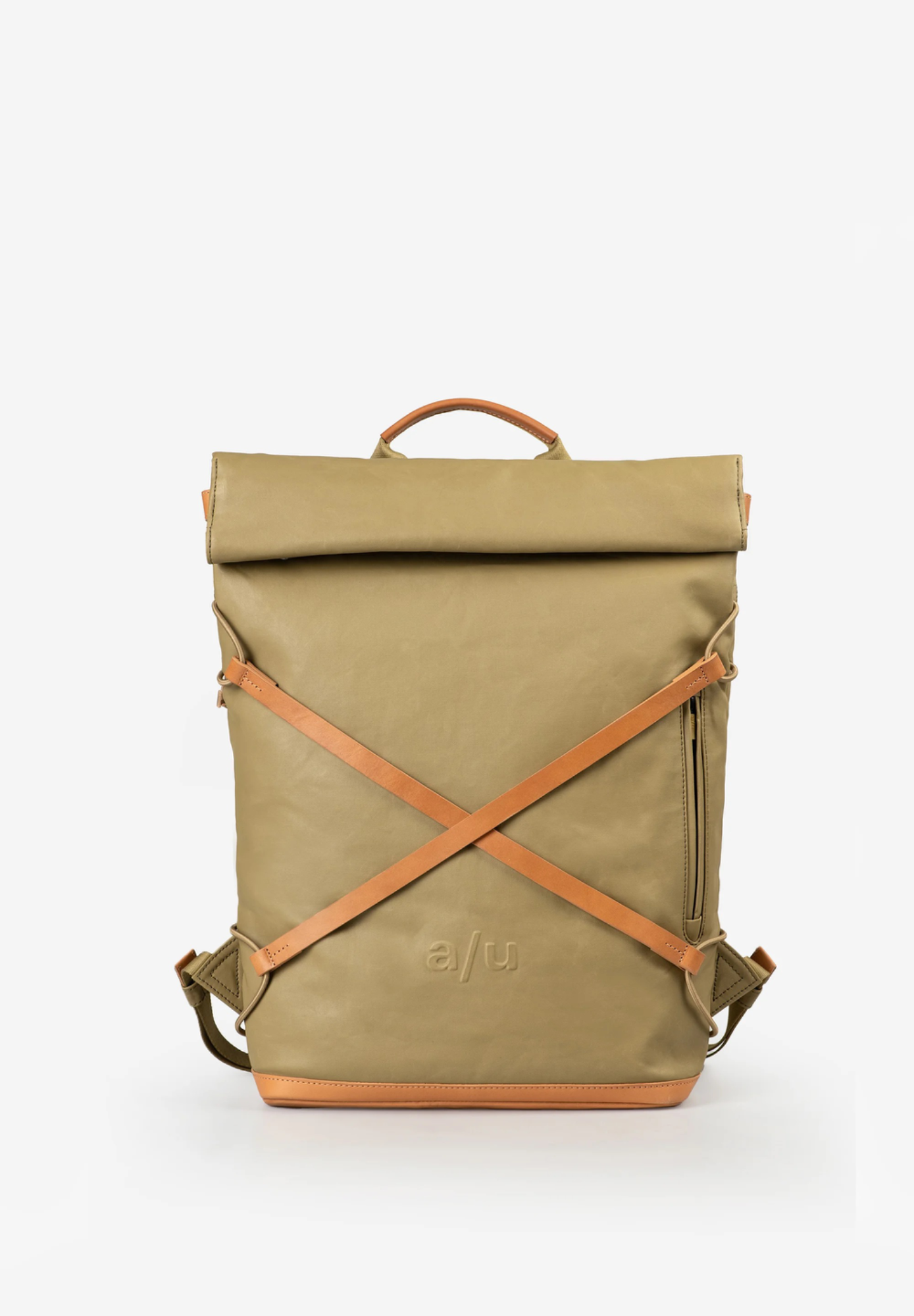 a/u by aunts & uncles &ndash; OSAKA Olive Stone
Ruimte, stijl en bescherming &ndash; jouw betrouwbare partner voor werk en vrije tijd

De Osaka is de grotere broer van de Yokohama en biedt alles wat je zoekt in een moderne rugzak: een robuuste uitstraling, een slimme indeling en een hoog draagcomfort. Deze stijlvolle rugzak uit de Japan-collectie van a/u by aunts & uncles is gemaakt van dicht geweven katoen, afgewerkt met een seidenmatte coating die waterafstotend is &eacute;n bij gebruik steeds mooier wordt.

Dankzij het grote hoofdvak met regenbestendige 2-wegrits aan de achterzijde &eacute;n een tweede vak met rolltop/dubbele drukknoopsluiting, is Osaka perfect geschikt voor dagelijks gebruik, studie, werk of reizen. Binnenin vind je een gevoerd laptopvak (tot 15&rdquo;), meerdere insteekvakken, pennenlussen en een extra ritsvak. Het vak aan de voorzijde biedt snelle toegang tot je essentials.

Een uniek kenmerk is de gekruiste leren applicatie op de voorzijde &ndash; een subtiel en herkenbaar stijlelement.

Details op een rijtje:
✔️ Ruim hoofdvak met regenbestendige 2-wegrits aan de achterzijde
✔️ Extra groot vak met rolltop/dubbele drukknoopsluiting
✔️ Gevoerd 15" laptopvak met leren flap en klittenbandsluiting
✔️ Ritsvak binnenin + op de voorzijde
✔️ Groot en klein insteekvak (bijv. voor smartphone of kaarten)
✔️ Twee pennenlussen
✔️ Handgreep + verstelbare, gevoerde schouderbanden
✔️ Waterafstotend gecoat canvas van katoen
✔️ Gekruiste leren applicatie als stijlaccent

Specificaties:
 Afmetingen: ca. 29 x 12 x 45 &ndash; 53 cm (uitrolbaar)
⚖️ Gewicht: ca. 0,88 kg
 Kleur: Circular grey
Osaka &ndash; functioneel, stijlvol en klaar voor elk avontuur.
