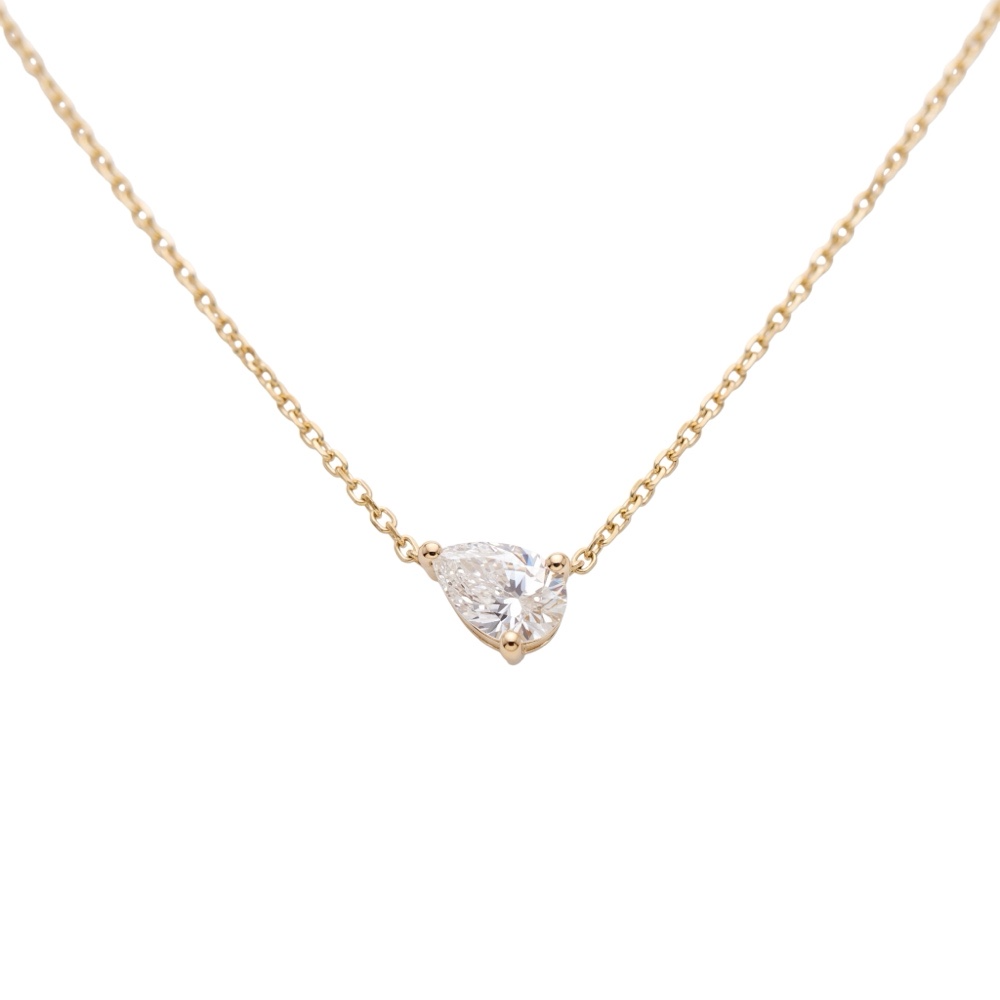 Strakke elegantie met een naadloze lookDit verfijnde 14 karaat massief geelgouden collier is een toonbeeld van moderne minimalistische luxe. Wat dit sieraad op de foto zo uniek maakt, is de naadloze integratie: de peer-vormige diamant van 1.0 karaat is rechtstreeks in de ketting gezet. Hierdoor draait de steen nooit om, blijft hij perfect recht op de borst liggen en ontstaat er een vloeiende, ononderbroken lijn van schittering.   Uitgevoerd met een topkwaliteit lab grown diamant in kleur D en zuiverheid VVS2, vangt en weerkaatst deze steen het licht vanuit iedere hoek. Dankzij de stevige zetting en het massieve geelgoud is dit oogverblindende collier bovendien ontworpen om zorgeloos en comfortabel dagelijks te dragen.