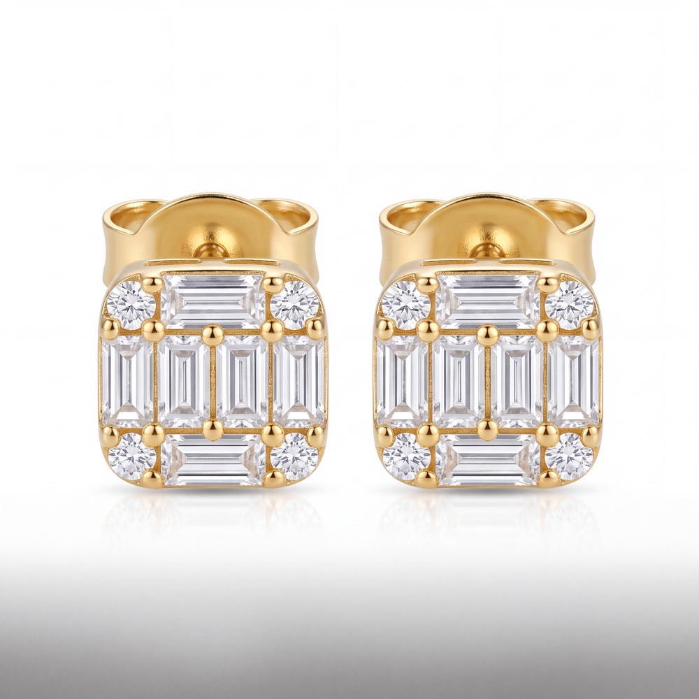 Strakke geometrie en tijdloze allureVoeg een touch van verfijnde luxe toe aan je look met deze prachtige 14 karaat massief geelgouden oorstekkers. Dit unieke clusterontwerp combineert de strakke, moderne lijnen van baguette-geslepen natuurlijke diamanten met de sprankelende helderheid van ronde briljanten op de hoeken. Het resultaat is een geometrisch statement-sieraad dat het licht vanuit elke hoek op een unieke manier vangt.   Met een totaal gewicht van 0.34 karaat in fijne kleur (Top Wesselton / G-H) en zuiverheid (SI), bieden deze oorbellen een prachtige schittering die zowel chic als draagbaar is voor elke dag of een speciale gelegenheid. Dankzij de stevige steker en puces achterkant zitten ze comfortabel en veilig.
