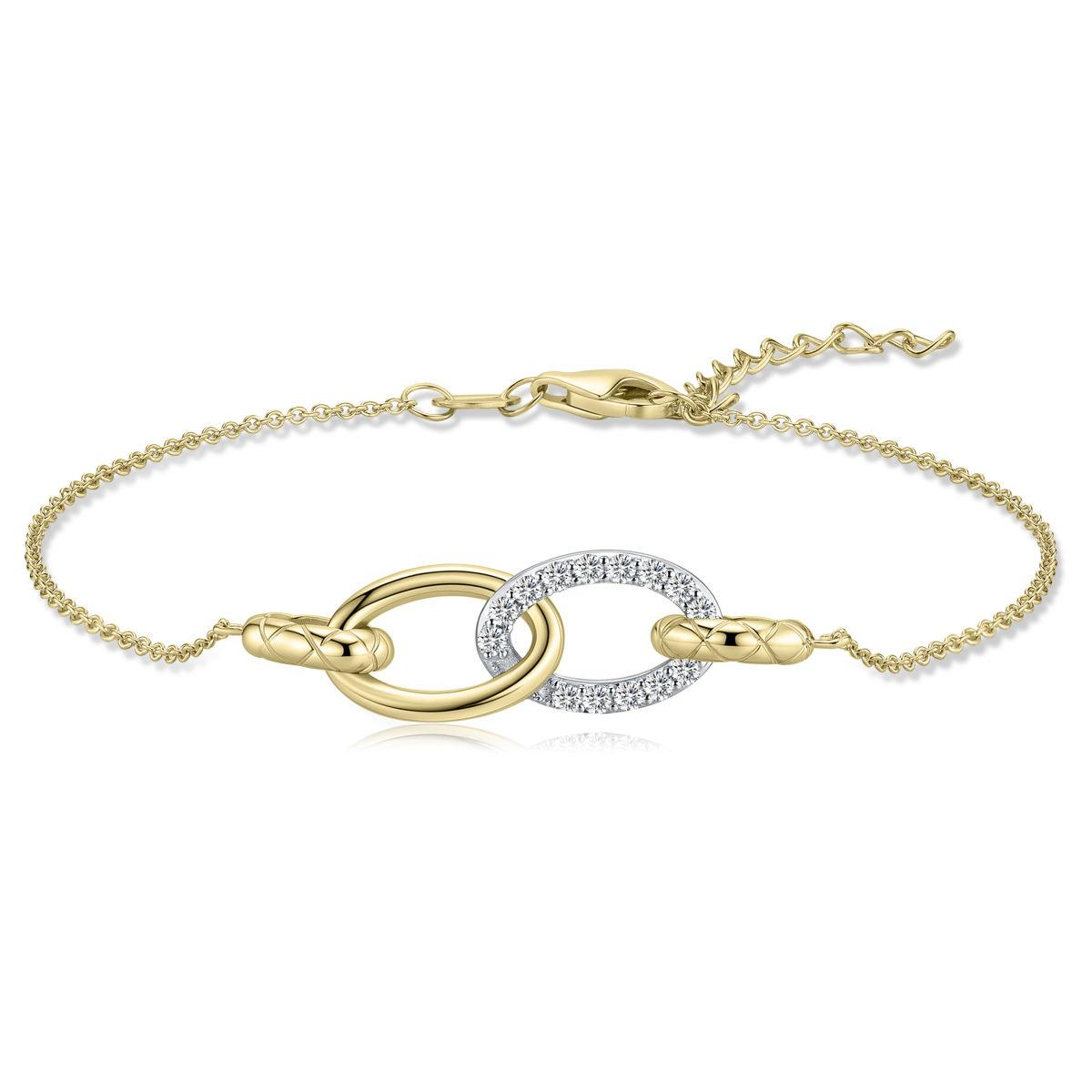 De Gisser B1056Y Zilver Vergulde Armband met Zirkonia is een elegante fantasiearmband van 17cm en een verleng stuk van 3 cm, perfect voor elke gelegenheid. Deze sierlijke armband, modelnummer B1056Y-17+3, voegt een vleugje glamour toe aan je outfit. Draag hem solo voor een subtiele uitstraling of combineer met andere armbanden voor een gedurfde look.