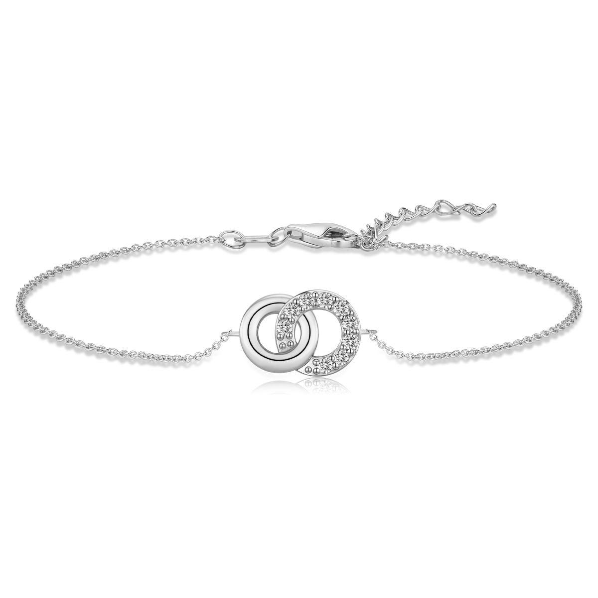 De Gisser BL010 Zilveren Armband met Lab-Grown Diamanten is een schitterende fantasiearmband van 17+3 cm gemaakt van 925 sterling zilver. Zijn zilverkleurige glans en duurzame materialen maken het een perfect accessoire voor elke gelegenheid. De armband bevat Lab Grown diamanten van 9x 0.09 crt op het grootste rondje van de armband,.