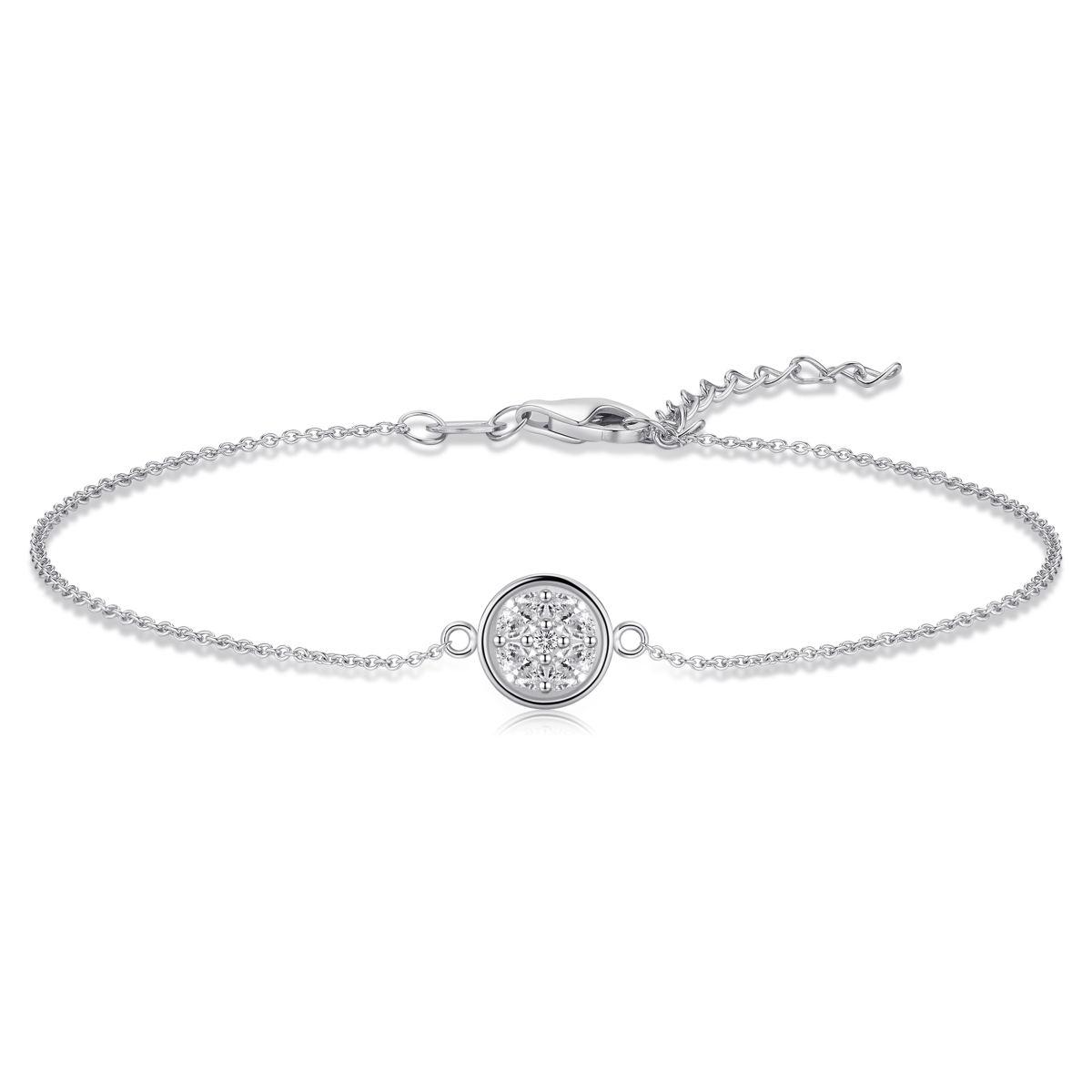 De Gisser BL012 zilveren armband met lab grown diamant is een fantasiearmband, hij 17+3 cm lang. Deze elegante armband is perfect voor elke gelegenheid en voegt een vleugje verfijning toe. De armband bevat lab grown diamanten van 4x 0.20  crt en 1x 0.01 crt.