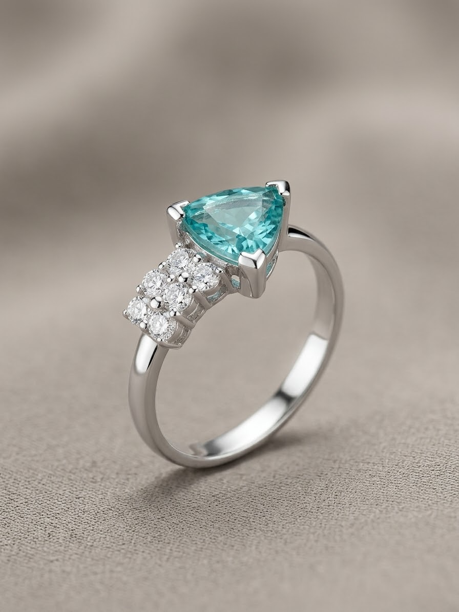 Prachtige ring in wit goud 18 karaat met een apetite driehoekige steen en 0.36ct natuurlijke briljant ernaast