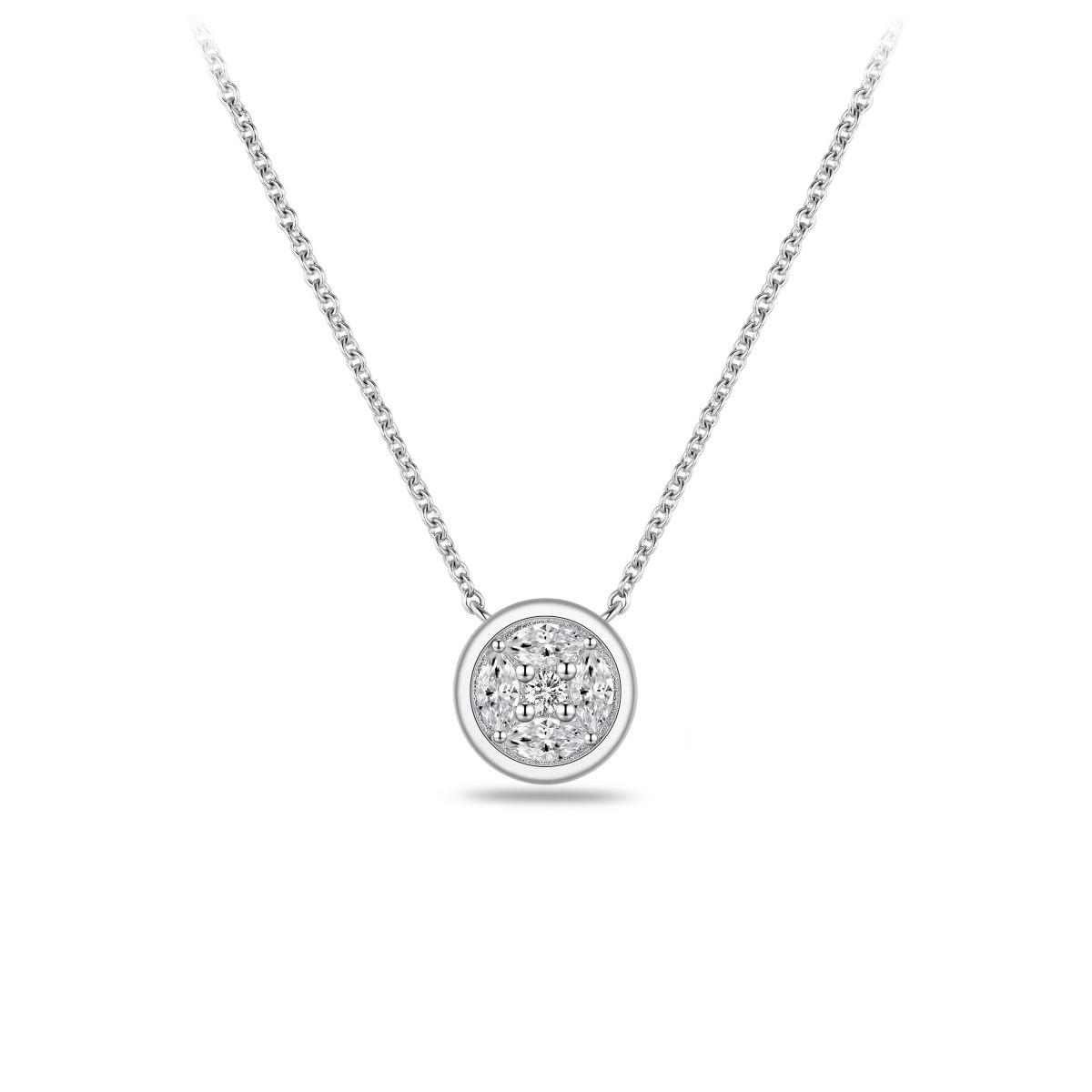 Gisser NL014 Zilveren Collier is een verfijnde zilveren ketting met een rond tussenstukje voorzien van een lab-grown diamanten. Met een totale lengte van 42+3 cm, past het elegant om je hals. Het collier bevat 4x 0.28 crt Lab Grown Diamant en 1x 0.03crt.