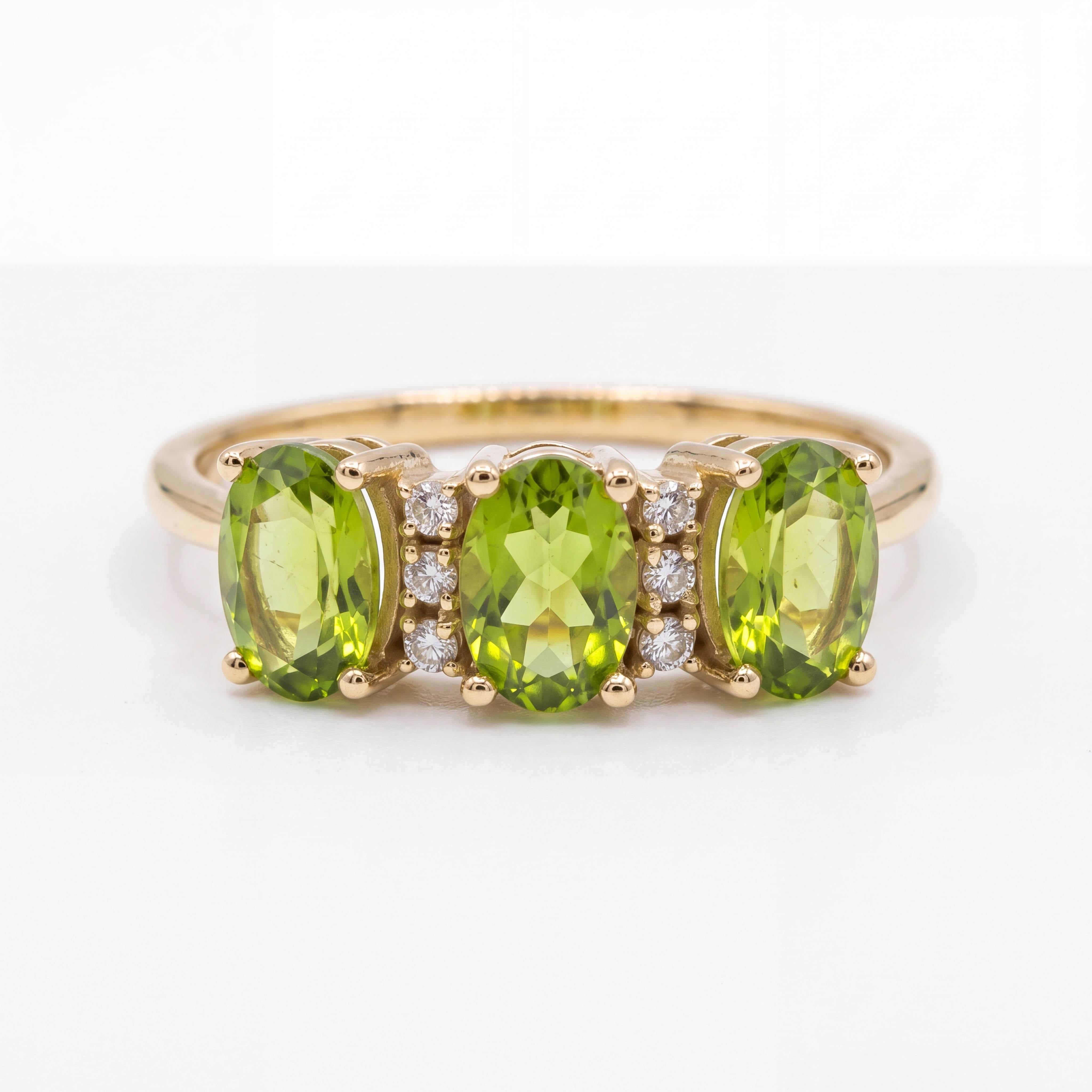 Verrijk je stijl met deze unieke 14 karaat geelgouden ring van Juwelier Rijk. Het verfijnde ontwerp bevat drie ovale peridot edelstenen op een rij, subtiel van elkaar gescheiden door rijtjes van verticaal geplaatste diamanten in H/SI kwaliteit (totaal 0.06 ct). Een prachtig samenspel van levendig olijfgroen, goud en fonkelende accenten. Kom deze bijzondere damesring passen bij Juwelier Rijk aan de Heiligeweg 10 in Amsterdam of bestel online.