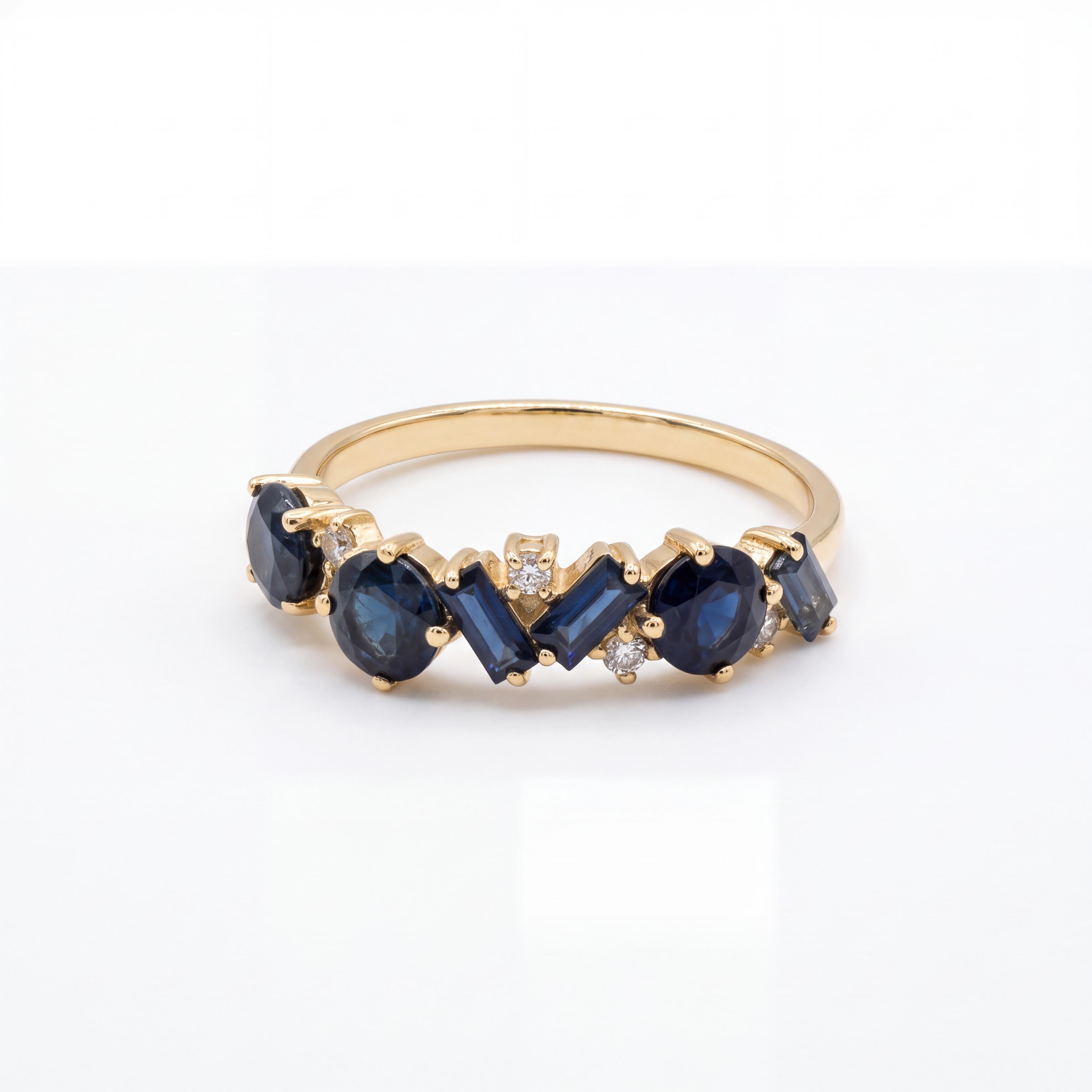 Ontdek het speelse, elegante ontwerp van deze 14 karaat geelgouden saffier ring van Juwelier Rijk. Het ontwerp combineert diepblauwe ronde en baguette geslepen saffieren in een dynamische zetting, subtiel geaccentueerd met sprankelende diamanten. Een moderne klassieker die perfect is als blikvanger of om te combineren als aangeschoven ring. Bekijk en pas dit unieke sieraad bij Juwelier Rijk aan de Heiligeweg 10 in Amsterdam of bestel direct online.