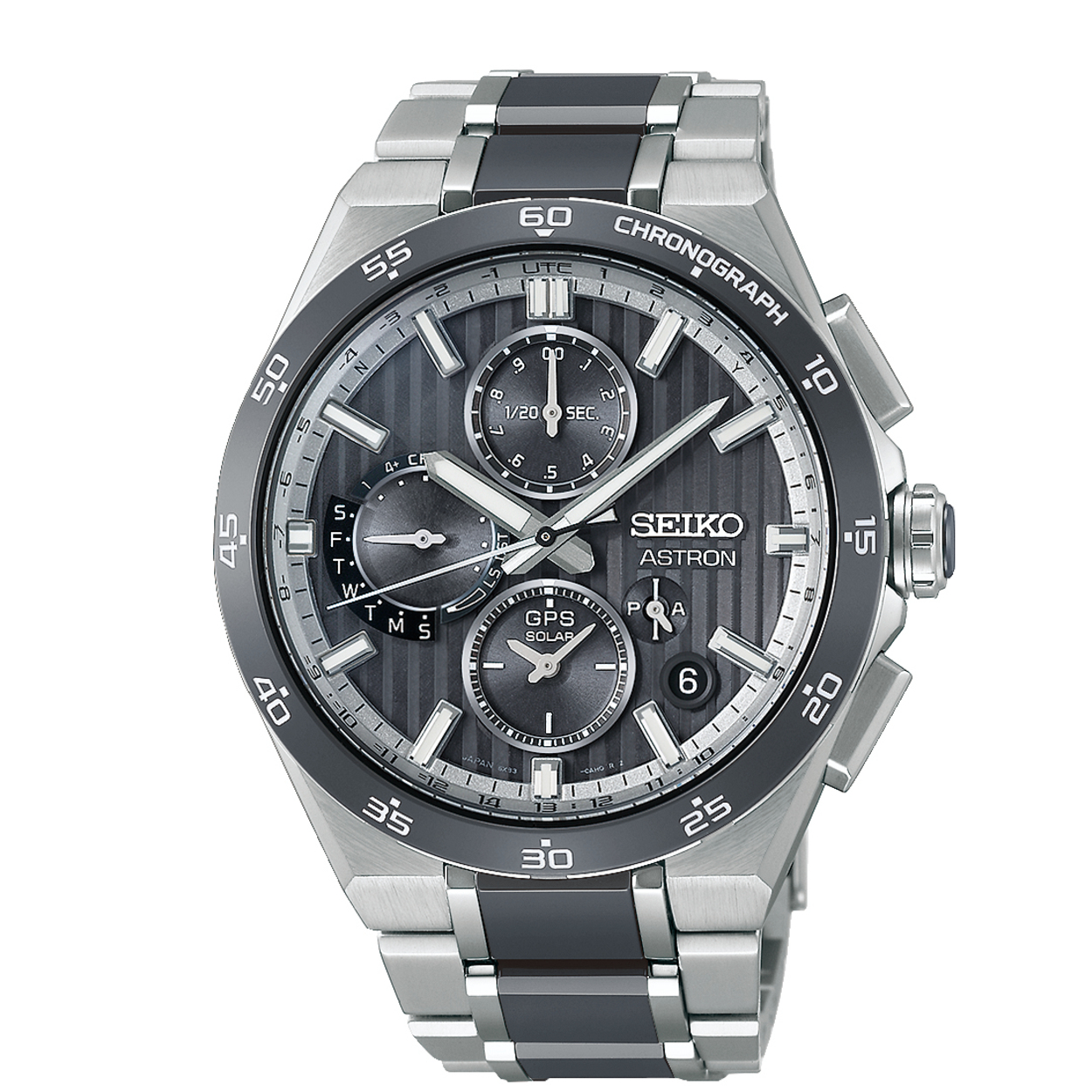 De Seiko Astron GPS Solar combineert geavanceerde technologie met een moderne, hoogwaardige uitstraling. Bij dit model staat de bijzondere combinatie van glanzend grijs keramiek en titanium centraal, waardoor het horloge zowel sportief als verfijnd oogt.

Voor deze uitvoering ontwikkelde Seiko voor het eerst grijs keramiek. Dit materiaal is toegepast in de bezel, de middelste schakels van de horlogeband en de kroonkap. De grijze wijzerplaat is voorzien van een verticaal gestreept patroon dat extra diepte aan het ontwerp geeft. Metalen accenten rondom de bezel en kroon zorgen voor een subtiel contrast.

Binnenin bevindt zich het geavanceerde Seiko 5X83 GPS Solar-kaliber. Het horloge ontvangt GPS-signalen voor een nauwkeurige aanpassing van tijd en tijdzone en wordt aangedreven door licht, waardoor het vervangen van een batterij niet nodig is. Daarnaast beschikt het model over onder meer wereldtijd, Dual-Time, een eeuwigdurende kalender en een chronograaf.