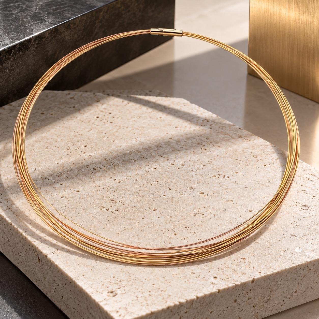Produkt 110-063010-730-573-0450 ist eine elegante Halskette der Kategorie Schmuck, speziell des Typs Bicolor. Sie misst 450 mm und kombiniert harmonisch zwei Farbt&ouml;ne f&uuml;r einen stilvollen Look. Perfekt f&uuml;r besondere Anl&auml;sse oder als auff&auml;lliges Accessoire, passt sie gut zu formeller und legerer Kleidung. Ideal, um jedem Outfit Eleganz zu verleihen.