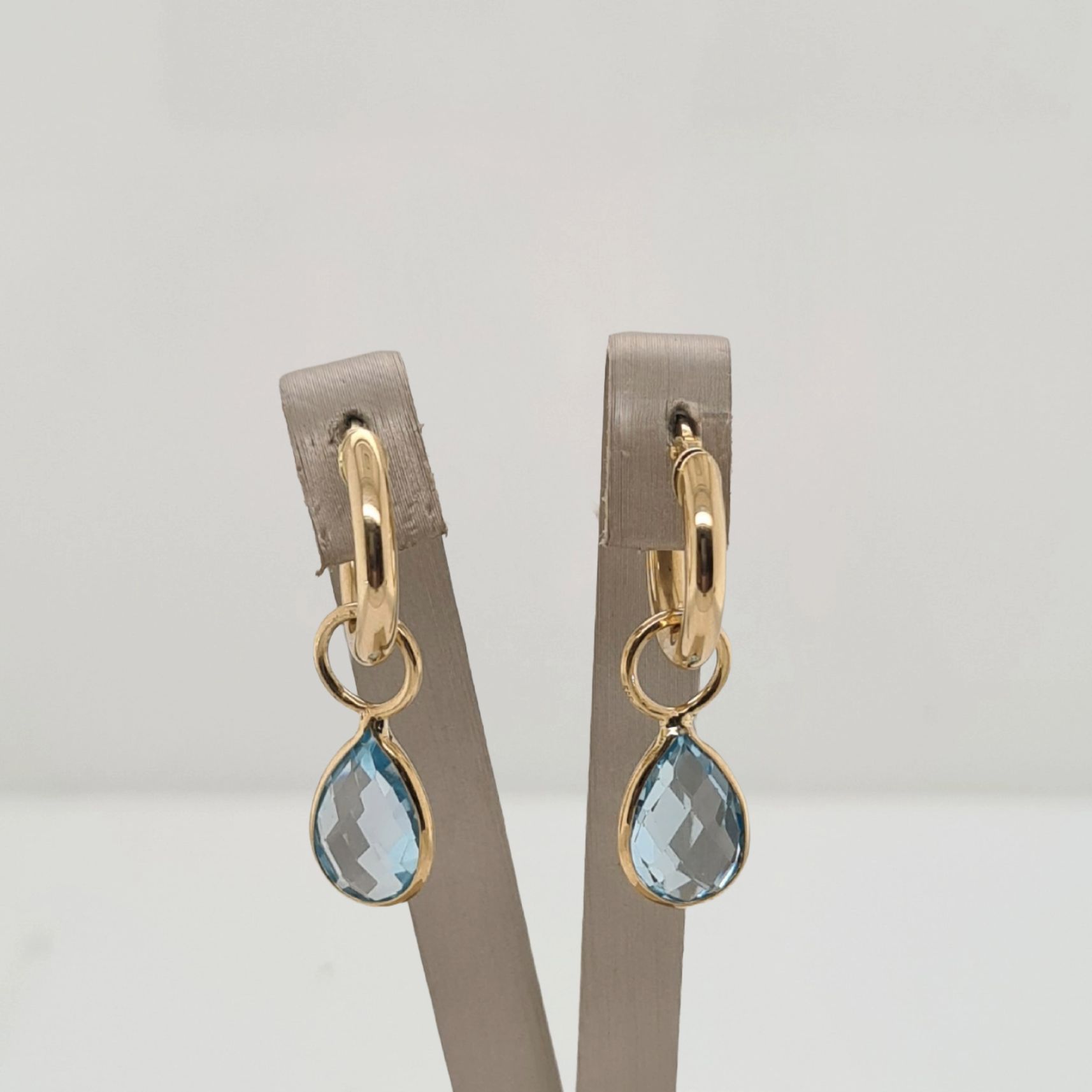 14krt gouden oorbedels met blauw topaas