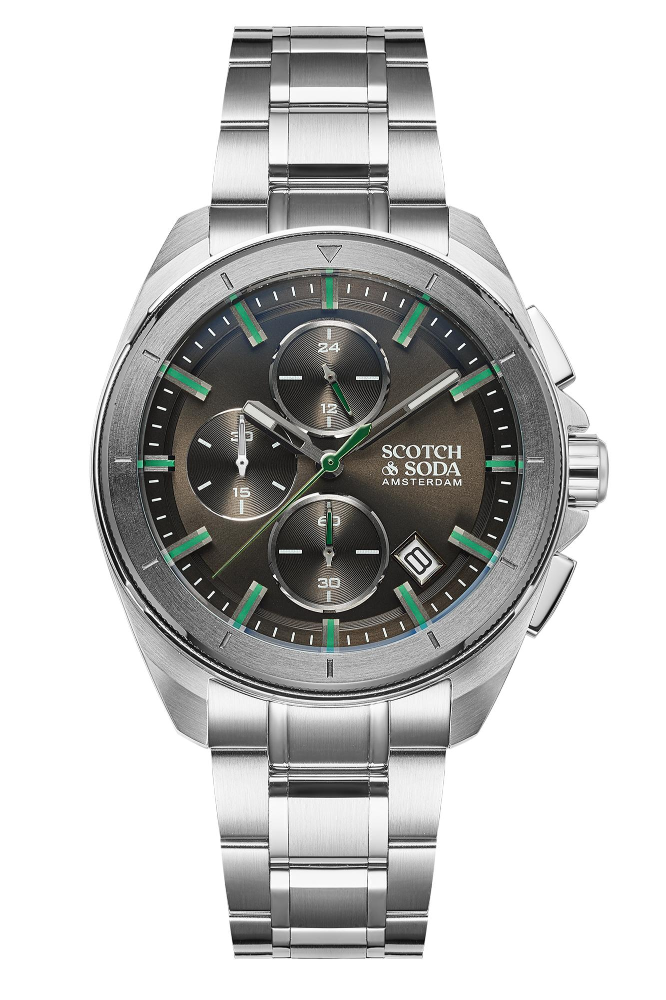 De Scotch & Soda SSM.108B is  een stijlvol herenpolshorloge met een opvallende grijze wijzerplaat met groene accenten, gecombineerd met een zilverkleurige stalen kast en band Is een chronograaf. 