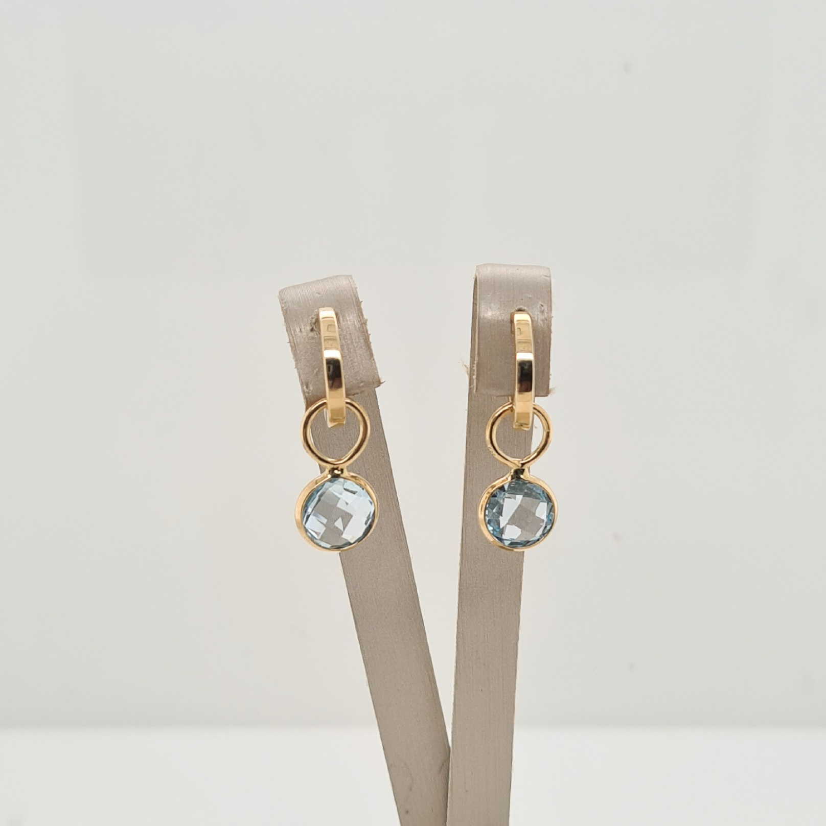 14krt gouden oorbedels met blauw topaas