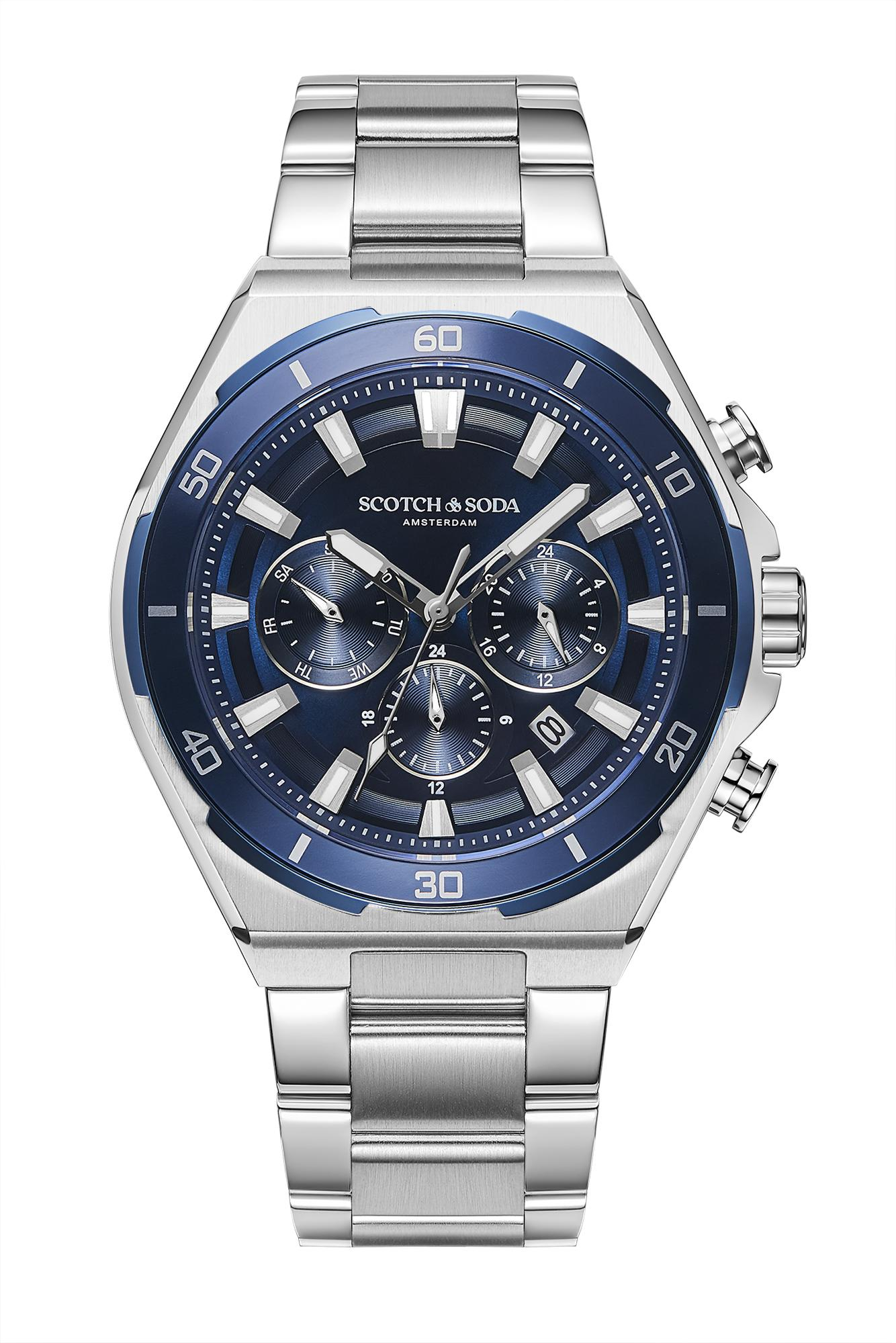 Dit Scotch & Soda (model SSM.118C) herenhorloge is eenstoer en sportief quartz horloge met een robuuste zilverkleurige roestvrijstalen kast van 45 mm . Het horloge heeft een opvallende donkerblauwe wijzerplaat met een duidelijke index en een subtiel datumvenster. Dankzij een waterdichtheid van 10 ATM (100 meter) is het horloge bestand tegen zwemmen en snorkelen. De stevige stalen schakelband geeft het uurwerk een tijdloze, krachtige uitstraling die zowel casual als zakelijk gedragen kan worden.

