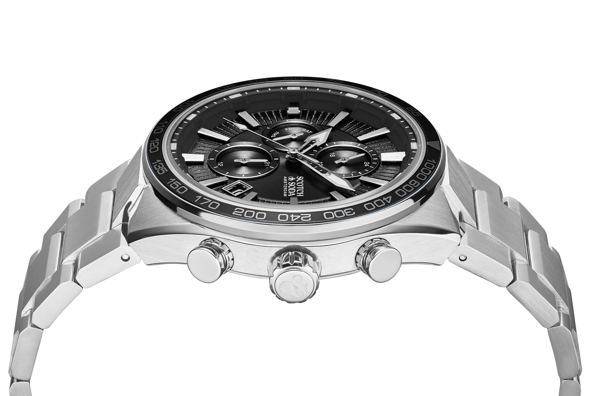 De SSM.119A herenhorloge combineert een diepe zwarte wijzerplaat met een robuuste zilverkleurige kast en stalen band voor een uitstraling die direct sterk en stijlvol overkomt. De multifunction details en sportieve tachymeterlook geven dit model extra dynamiek, terwijl de zwart-zilveren kleurcombinatie zorgt voor een tijdloze, veelzijdige uitstraling. Een herenhorloge dat moeiteloos klasse en karakter toevoegt aan iedere look.