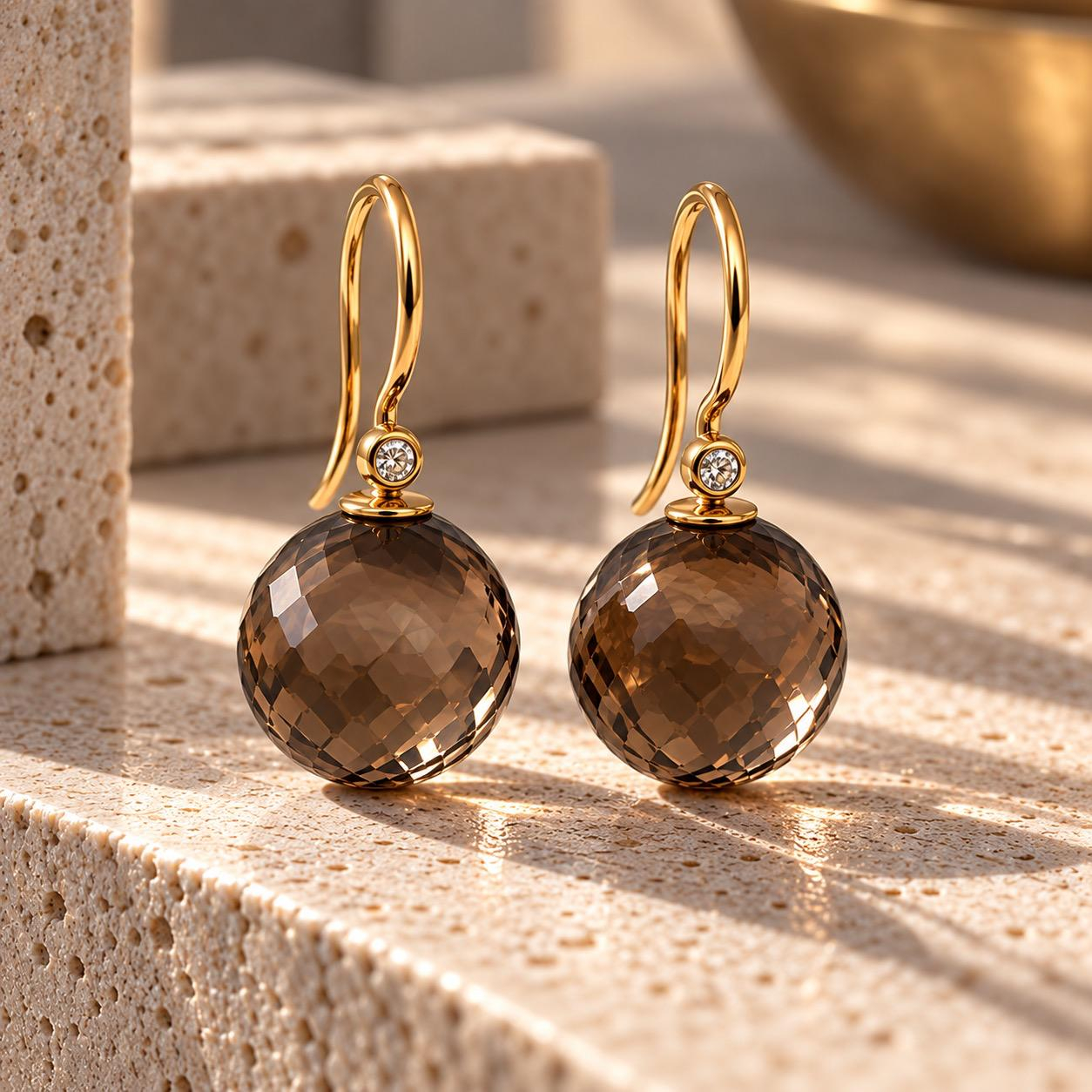 Facettierter Rauchquarz &ndash; wandelbar & elegant ✨
Fein facettierter Rauchquarz trifft auf warmes Gold. Die beweglichen Einh&auml;nger fangen das Licht bei jeder Bewegung ein und verleihen den Ohrringen eine besondere Tiefe und Leichtigkeit.
Das Sch&ouml;ne: Die Rauchquarz-Einh&auml;nger sind abnehmbar &ndash; f&uuml;r einen wandelbaren Look von puristisch bis ausdrucksstark.
Gold &middot; facettierter Rauchquarz &middot; wandelbare Einh&auml;nger &middot; handgefertigt
