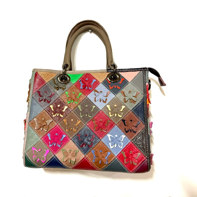 Gekleurde tas met vlinder &ndash; stijlvol en veelzijdig
Deze gekleurde tas met vlinder is een vrolijke en stijlvolle eyecatcher die je outfit direct een bijzondere uitstraling geeft. De kleurrijke uitvoering en het mooie vlinderdesign zorgen voor een speelse en vrouwelijke look. Dankzij de twee handgrepen kun je de tas comfortabel in de hand dragen.
De tas wordt geleverd met een afneembare schouderriem, waardoor je haar ook gemakkelijk over de schouder of crossbody kunt dragen. Zo is deze kleurrijke tas geschikt voor verschillende gelegenheden, van een dagje shoppen tot een lunch of een gezellig dagje uit.

Het ruime hoofdvak biedt voldoende ruimte voor je dagelijkse benodigdheden en is praktisch ingedeeld met twee steekvakken en een extra ritsvak. Hierdoor houd je kleinere spullen zoals je telefoon, sleutels en portemonnee overzichtelijk bij de hand.

Kenmerken
Kleurrijke tas met opvallend vlinderdesign
Twee stevige handgrepen
Afneembare schouderriem
Hoofdvak met twee steekvakken
Extra ritsvak aan de binnenkant
Zowel in de hand als over de schouder te dragen
Ideaal als dagelijkse tas
Afmetingen: 24 cm hoog x 28 cm breed x 12 cm diep
