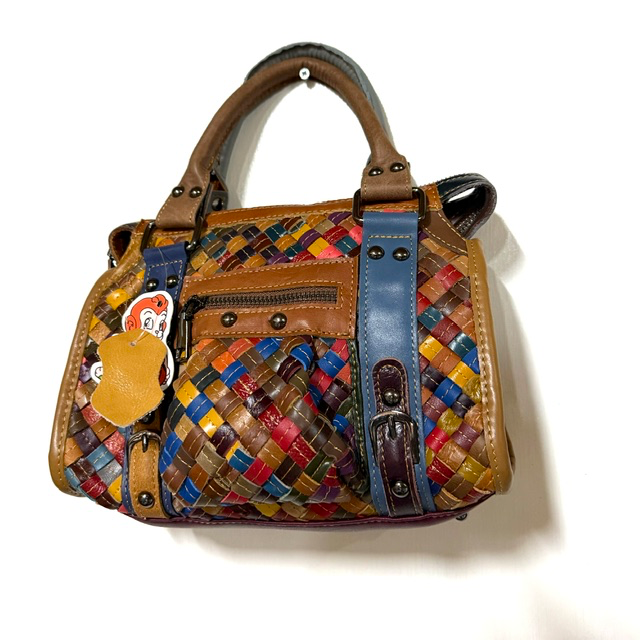 Handtas met lange afneembare schouderriem
Deze stijlvolle handtas met lange afneembare schouderriem is compact, praktisch en ideaal voor dagelijks gebruik. Dankzij het handige formaat neem je gemakkelijk je belangrijkste essentials mee, terwijl de elegante uitstraling perfect bij verschillende outfits past.
Aan de voorkant beschikt de tas over een praktisch voorvak, ideaal om spullen die je snel nodig hebt binnen handbereik te bewaren. Het hoofdvak biedt voldoende ruimte en is voorzien van een steekvak en een ritsvak, zodat je je persoonlijke spullen overzichtelijk kunt opbergen.

De tas is uitgerust met beschermende pootjes aan de onderkant, waardoor de bodem minder snel direct met de ondergrond in aanraking komt. De lange schouderriem is afneembaar, zodat je de tas zowel als handtas als comfortabel over de schouder kunt dragen.

Kenmerken
Stijlvolle handtas voor dagelijks gebruik
Lange, afneembare schouderriem
Handig voorvak
1 hoofdvak
Binnenzijde met steekvak en ritsvak
Beschermende pootjes aan de onderkant
Te dragen als handtas of schoudertas
Compact en praktisch formaat
Afmetingen: 18 cm hoog x 25 cm breed x 7 cm diep