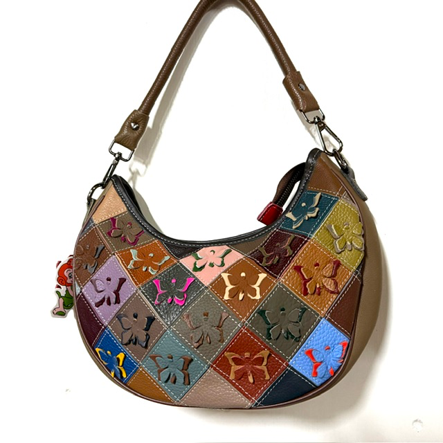 Schoudertas met afneembare schouderriemen &ndash; 18 x 30 x 7 cm
Deze stijlvolle schoudertas is praktisch, compact en ideaal voor dagelijks gebruik. Dankzij de korte &eacute;n lange afneembare schouderriem draag je de tas op verschillende manieren: comfortabel over de schouder of langer als crossbodytas.
De tas beschikt over &eacute;&eacute;n ruim hoofdvak en een handig tussenvak met rits, zodat je je belangrijkste spullen overzichtelijk kunt opbergen. Met een formaat van 18 cm hoog x 30 cm breed x 7 cm diep biedt deze compacte tas voldoende ruimte voor bijvoorbeeld je telefoon, portemonnee, sleutels en andere dagelijkse essentials.

Kenmerken schoudertas
Compact formaat: 18 x 30 x 7 cm
Korte afneembare schouderriem
Lange afneembare schouderriem
Te dragen als schoudertas of crossbodytas
1 hoofdvak
Handig tussenvak met rits
Praktisch en overzichtelijk formaat
Geschikt voor dagelijks gebruik
Compacte schoudertas voor iedere gelegenheid
Of je nu gaat winkelen, een dagje weggaat of een avondje uit bent, deze dames schoudertas is een praktische aanvulling op je outfit. De verschillende draagmogelijkheden maken de tas veelzijdig en comfortabel in gebruik.
Afmetingen: 18 cm hoog x 30 cm breed x 7 cm diep.