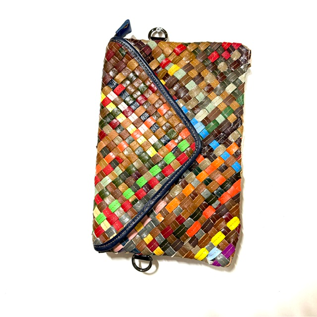 Enveloptas met rits en verstelbare schouderriem &ndash; 20 x 30 x 2 cm
Deze stijlvolle enveloptas is een praktische en elegante tas voor dagelijks gebruik. De tas heeft een mooi plat model met een envelopklep en daaronder een handige ritssluiting, zodat je persoonlijke spullen veilig kunt opbergen.
De schouderriem is afneembaar en verstelbaar, waardoor je de tas gemakkelijk aanpast aan jouw gewenste draaglengte. Draag de tas comfortabel over de schouder of als crossbodytas. Dankzij het slanke formaat van 20 cm hoog x 30 cm breed x 2 cm diep is deze tas ideaal wanneer je alleen je belangrijkste essentials wilt meenemen.

Kenmerken
Envelopmodel met elegante klep
Ritssluiting onder de klep
Afneembare schouderriem
Verstelbare schouderriem
Slank en compact model
Afmetingen: 20 x 30 x 2 cm
Geschikt om over de schouder of crossbody te dragen
Ideaal voor dagelijks gebruik, een avondje uit of een speciale gelegenheid
Stijlvolle en praktische enveloptas
Deze dames enveloptas combineert een elegante uitstraling met praktisch gebruiksgemak. Het platte model neemt weinig ruimte in en biedt toch voldoende plaats voor je belangrijkste spullen, zoals je telefoon, portemonnee, sleutels en andere kleine essentials.
Door de afneembare en verstelbare schouderriem is de tas veelzijdig te dragen en eenvoudig aan te passen aan jouw outfit en draagstijl.

Afmetingen: 20 cm hoog x 30 cm breed x 2 cm diep.