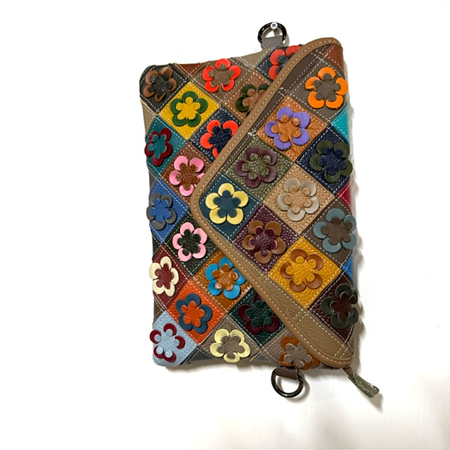 Enveloptas met rits en verstelbare schouderriem &ndash; 20 x 30 x 2 cm
Deze stijlvolle enveloptas is een praktische en elegante tas voor dagelijks gebruik. De tas heeft een mooi plat model met een envelopklep en daaronder een handige ritssluiting, zodat je persoonlijke spullen veilig kunt opbergen.
De schouderriem is afneembaar en verstelbaar, waardoor je de tas gemakkelijk aanpast aan jouw gewenste draaglengte. Draag de tas comfortabel over de schouder of als crossbodytas. Dankzij het slanke formaat van 20 cm hoog x 30 cm breed x 2 cm diep is deze tas ideaal wanneer je alleen je belangrijkste essentials wilt meenemen.

Kenmerken
Envelopmodel met elegante klep
Ritssluiting onder de klep
Afneembare schouderriem
Verstelbare schouderriem
Slank en compact model
Afmetingen: 20 x 30 x 2 cm
Geschikt om over de schouder of crossbody te dragen
Ideaal voor dagelijks gebruik, een avondje uit of een speciale gelegenheid
Stijlvolle en praktische enveloptas
Deze dames enveloptas combineert een elegante uitstraling met praktisch gebruiksgemak. Het platte model neemt weinig ruimte in en biedt toch voldoende plaats voor je belangrijkste spullen, zoals je telefoon, portemonnee, sleutels en andere kleine essentials.
Door de afneembare en verstelbare schouderriem is de tas veelzijdig te dragen en eenvoudig aan te passen aan jouw outfit en draagstijl.

Afmetingen: 20 cm hoog x 30 cm breed x 2 cm diep.