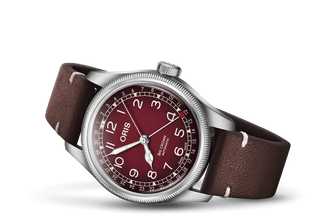 De Oris x Cervo Volante Red is een bijzondere uitvoering van de iconische Big Crown Pointer Date, waarin Zwitserse horlogerie en respect voor de natuur harmonieus samenkomen.

De karakteristieke wijzerplaat in een diepe, rijke rode tint geeft het horloge een uitgesproken en elegante uitstraling. De iconische pointer date-functie voegt daar een herkenbaar Oris-detail aan toe: een centrale wijzer die de datum op verfijnde wijze langs de buitenrand van de wijzerplaat aanwijst.

Het horloge wordt gecompleteerd door een exclusieve band, vervaardigd uit duurzaam verkregen en natuurlijk gelooid hertenleer van Cervo Volante. Het natuurlijke karakter en de subtiele textuur van het leer geven iedere band een unieke uitstraling en vormen een prachtige aanvulling op de warme tinten van het horloge.

Binnenin zorgt het automatische mechanische uurwerk voor betrouwbare prestaties en biedt het een gangreserve van 41 uur.